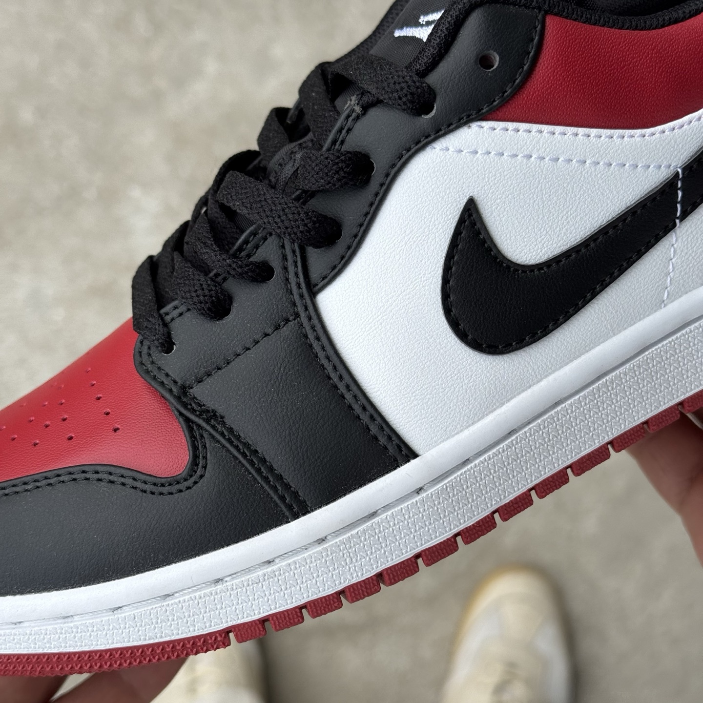  
D版 顶级性价比低帮！
Air Jordan AJ1 Low 低帮系列 红脚趾
鞋型细节堪称完美，非