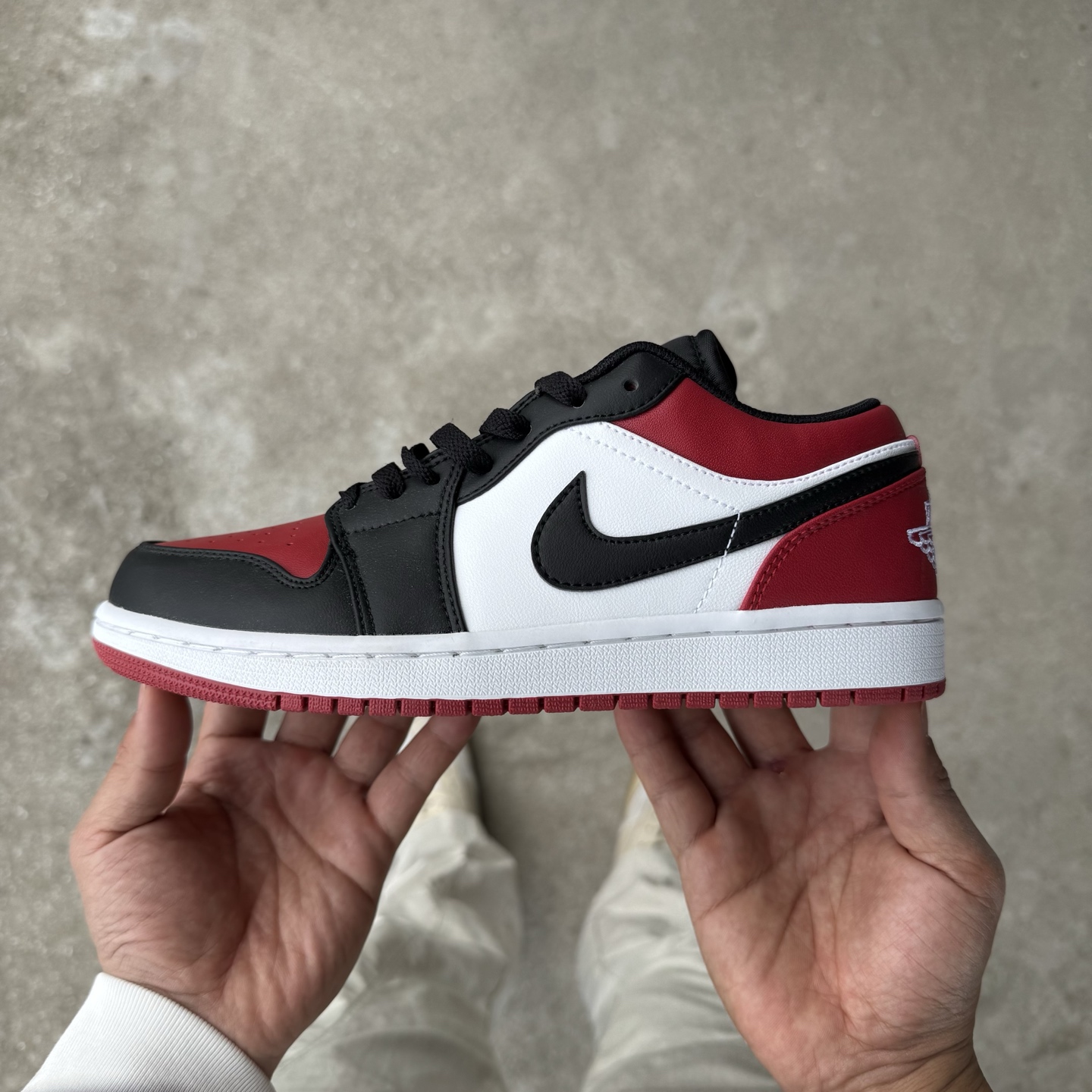  
D版 顶级性价比低帮！
Air Jordan AJ1 Low 低帮系列 红脚趾
鞋型细节堪称完美，非