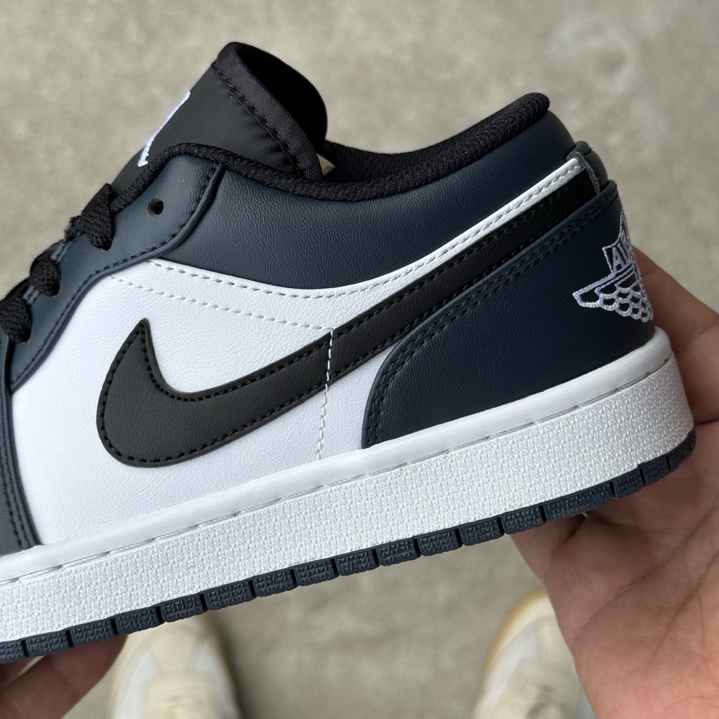  
D版 顶级性价比低帮！
Air Jordan AJ1 Low 低帮系列 深青黑曜石
鞋型细节堪称完美