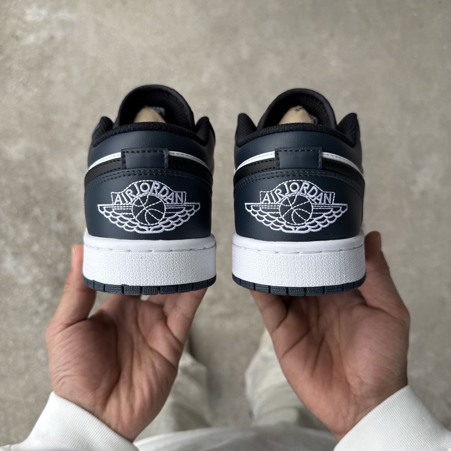  
D版 顶级性价比低帮！
Air Jordan AJ1 Low 低帮系列 深青黑曜石
鞋型细节堪称完美