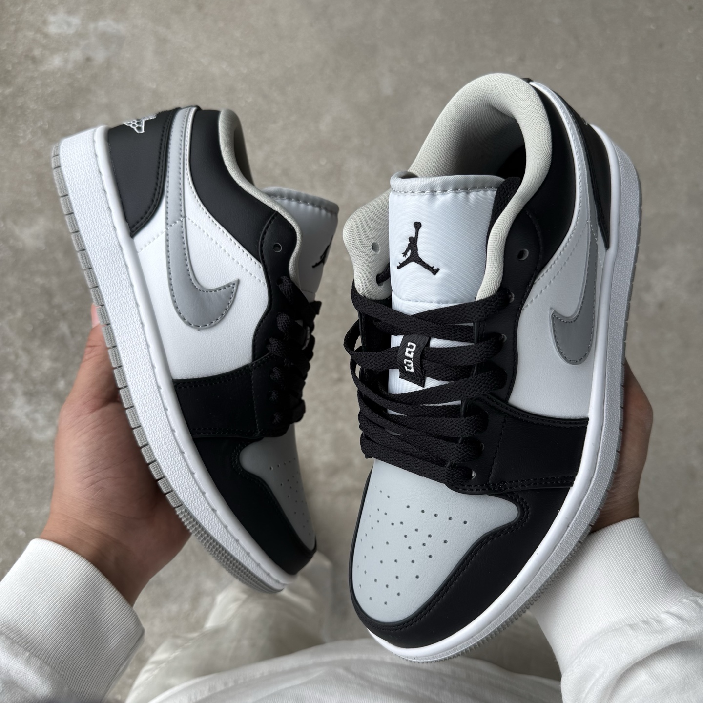  
D版 顶级性价比低帮！
Air Jordan AJ1 Low 低帮系列 酷灰
鞋型细节堪称完美，非常