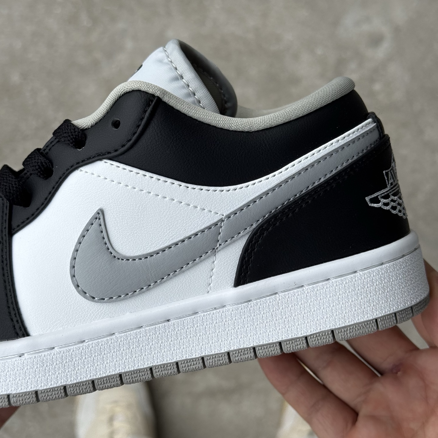  
D版 顶级性价比低帮！
Air Jordan AJ1 Low 低帮系列 酷灰
鞋型细节堪称完美，非常