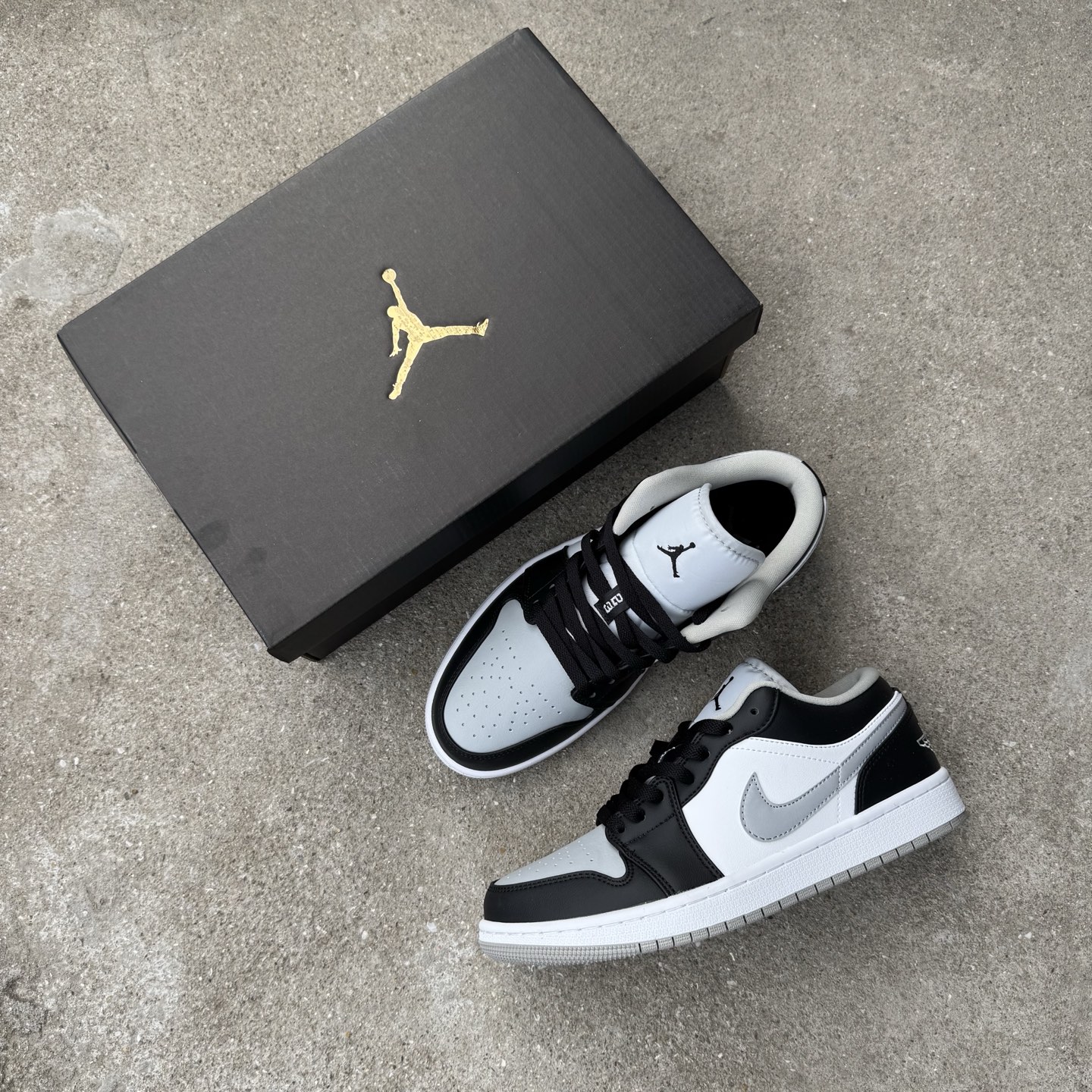  
D版 顶级性价比低帮！
Air Jordan AJ1 Low 低帮系列 酷灰
鞋型细节堪称完美，非常