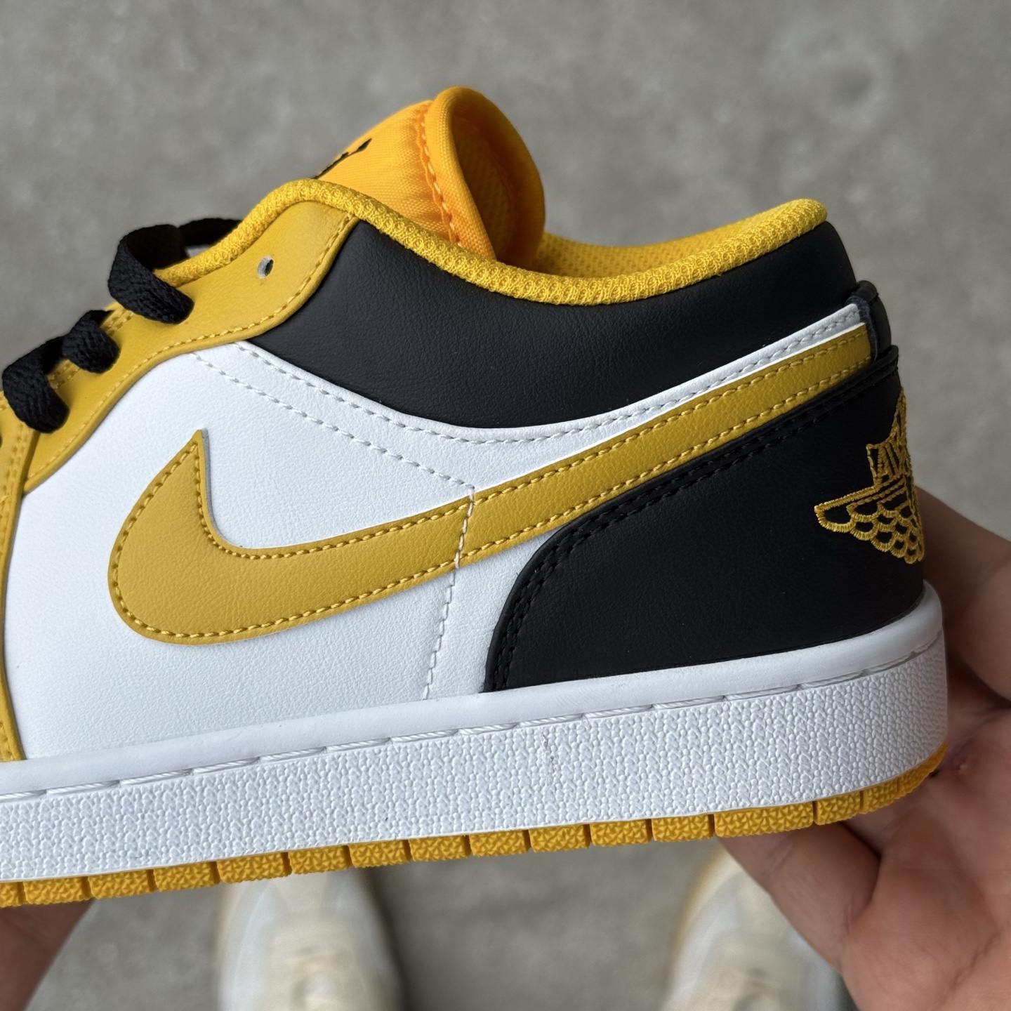  
D版 顶级性价比低帮！
Air Jordan AJ1 Low 低帮系列 白黄
鞋型细节堪称完美，非常