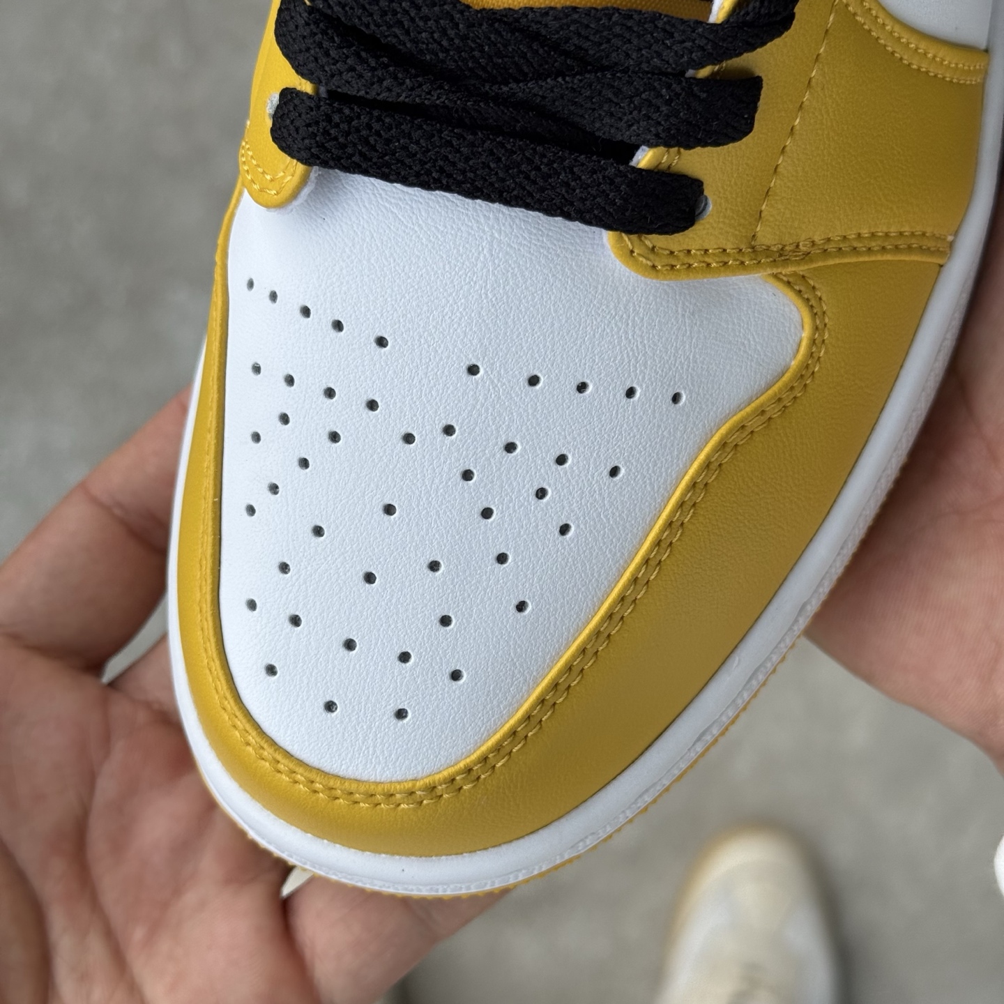  
D版 顶级性价比低帮！
Air Jordan AJ1 Low 低帮系列 白黄
鞋型细节堪称完美，非常
