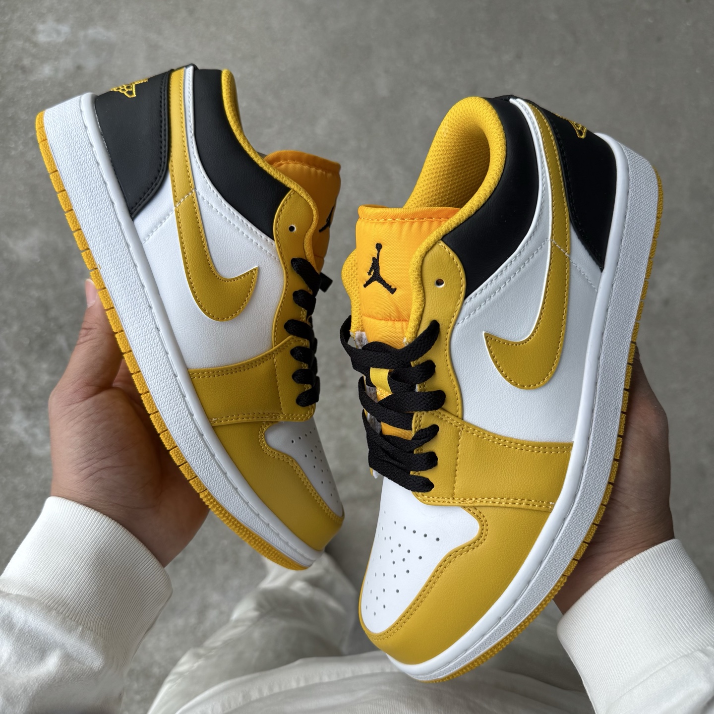  
D版 顶级性价比低帮！
Air Jordan AJ1 Low 低帮系列 白黄
鞋型细节堪称完美，非常