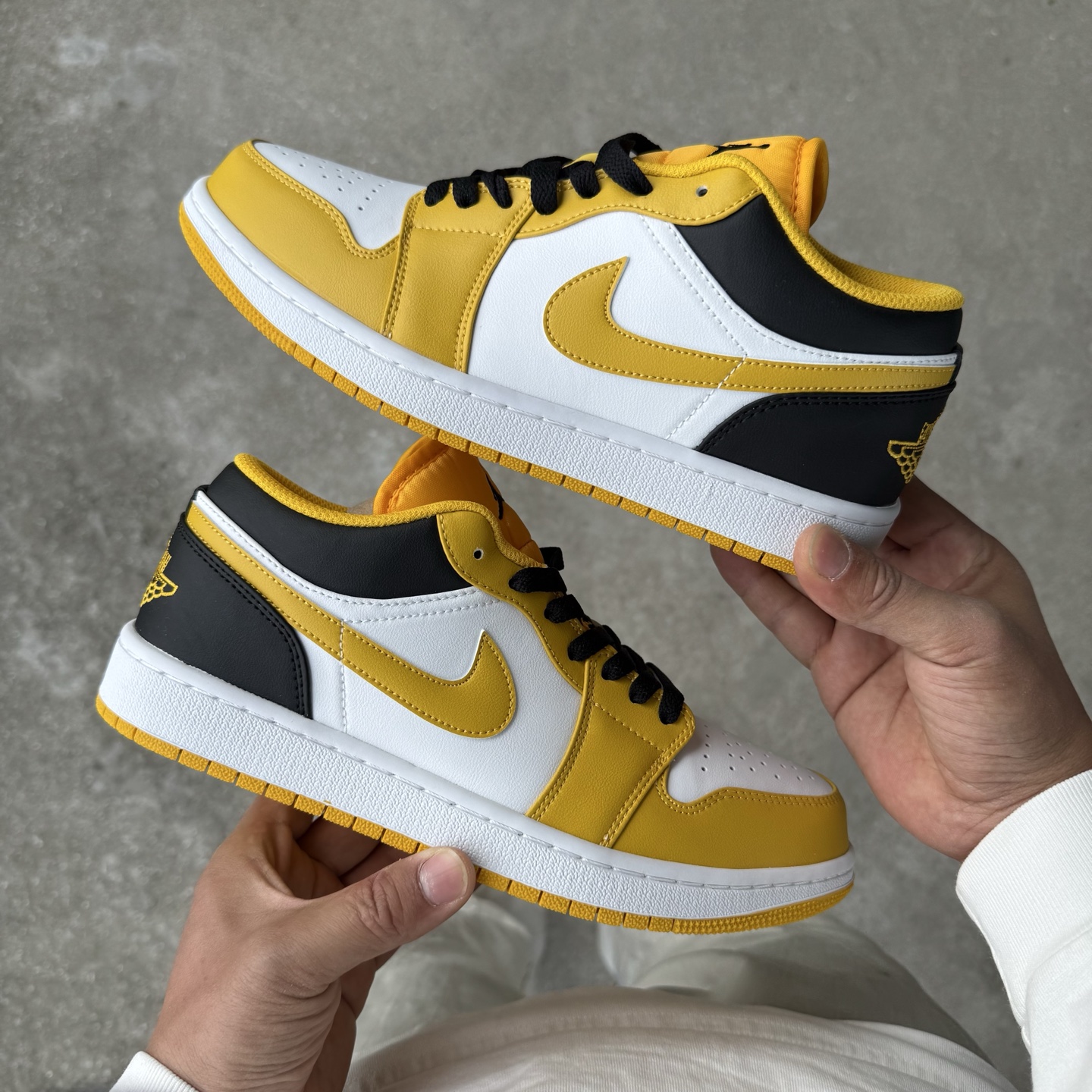  
D版 顶级性价比低帮！
Air Jordan AJ1 Low 低帮系列 白黄
鞋型细节堪称完美，非常