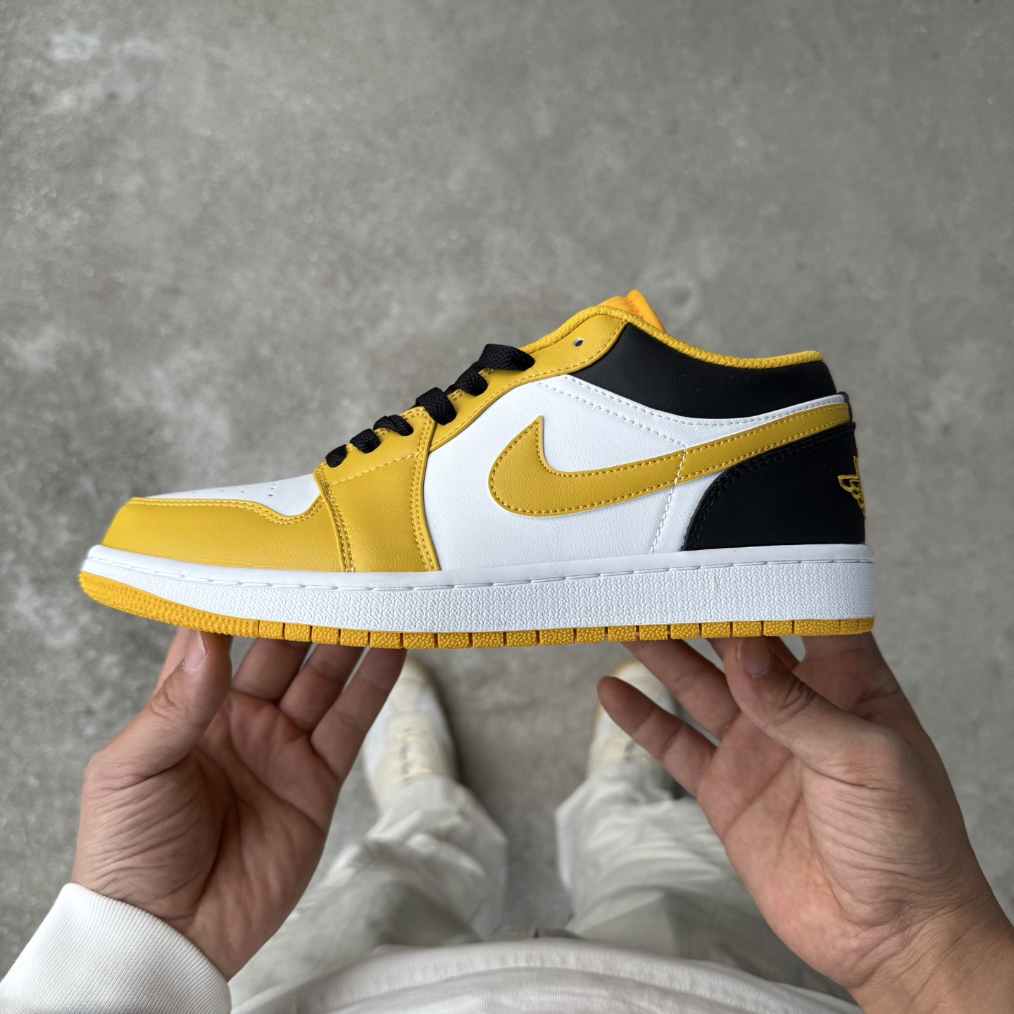  
D版 顶级性价比低帮！
Air Jordan AJ1 Low 低帮系列 白黄
鞋型细节堪称完美，非常