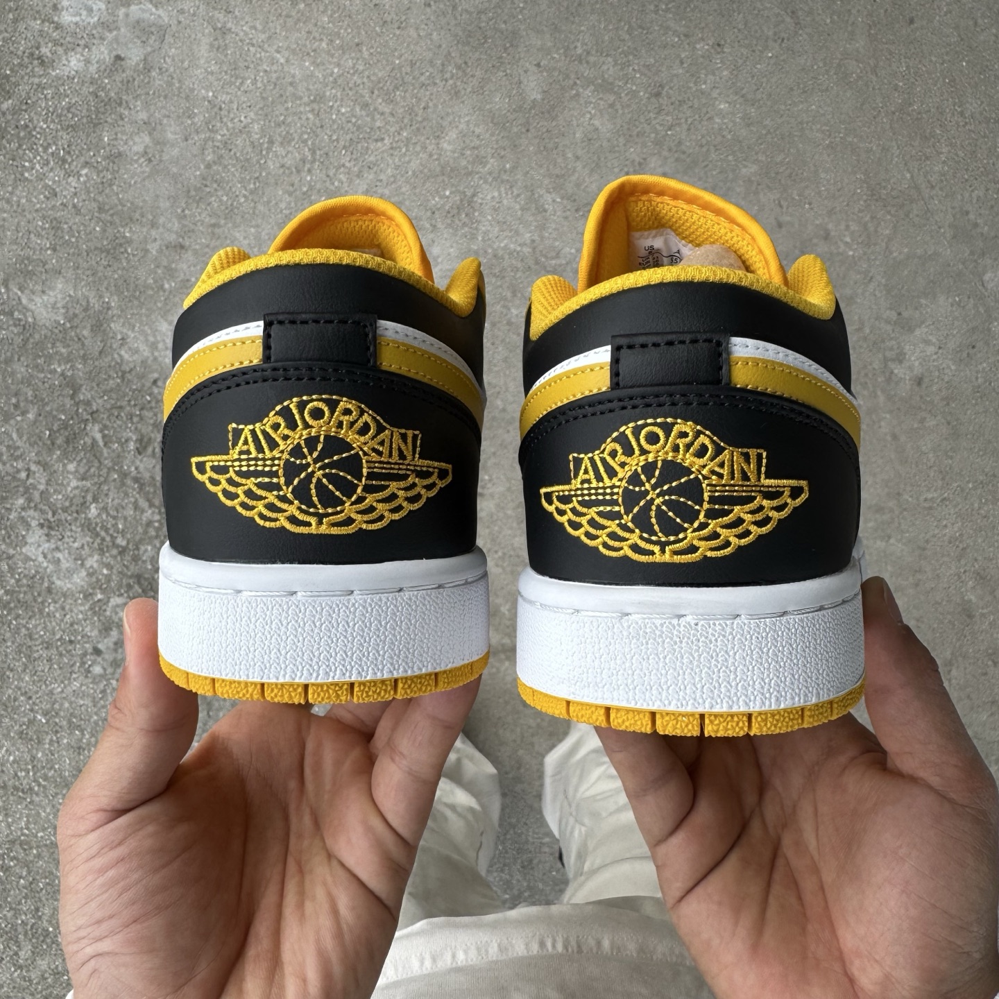  
D版 顶级性价比低帮！
Air Jordan AJ1 Low 低帮系列 白黄
鞋型细节堪称完美，非常