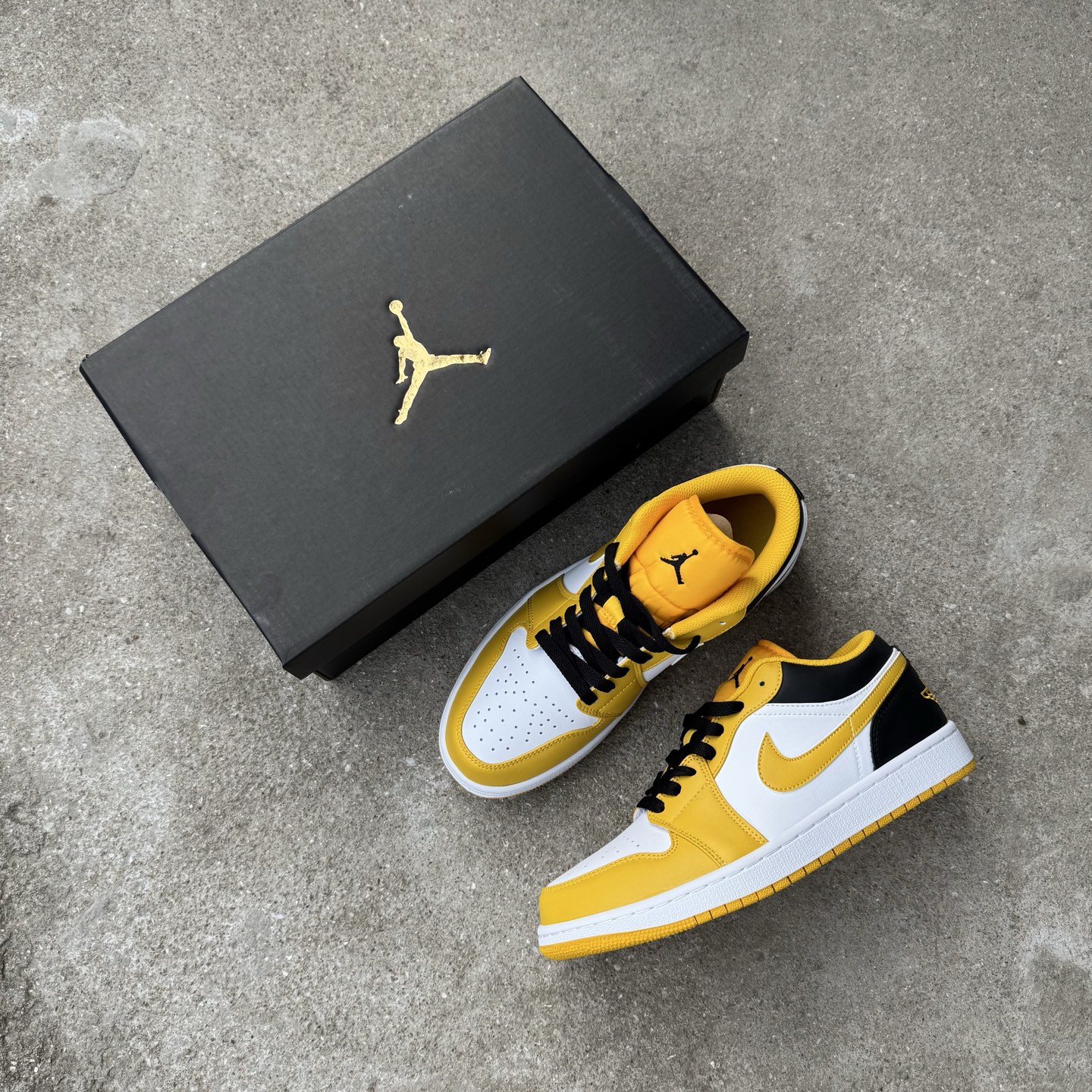  
D版 顶级性价比低帮！
Air Jordan AJ1 Low 低帮系列 白黄
鞋型细节堪称完美，非常