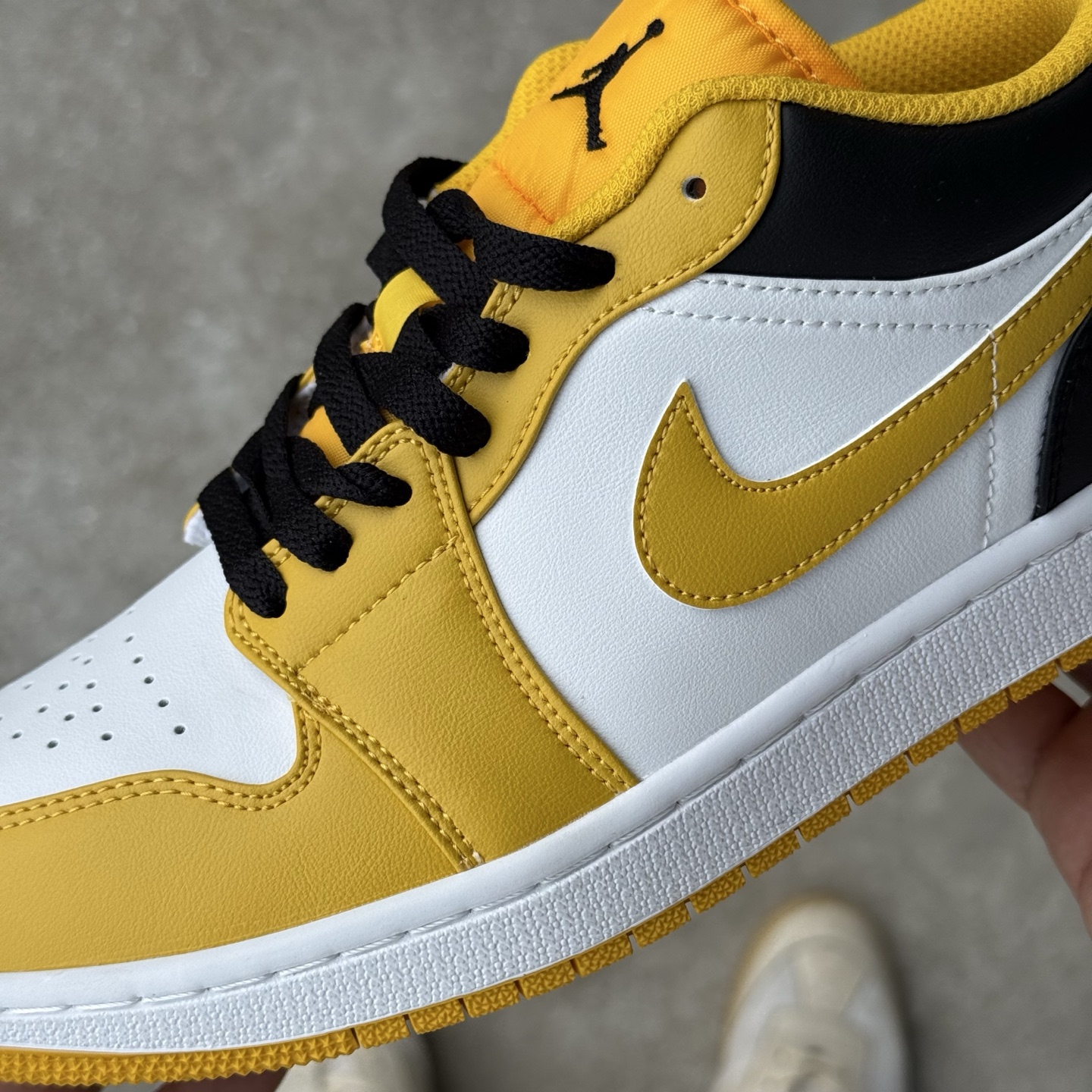  
D版 顶级性价比低帮！
Air Jordan AJ1 Low 低帮系列 白黄
鞋型细节堪称完美，非常