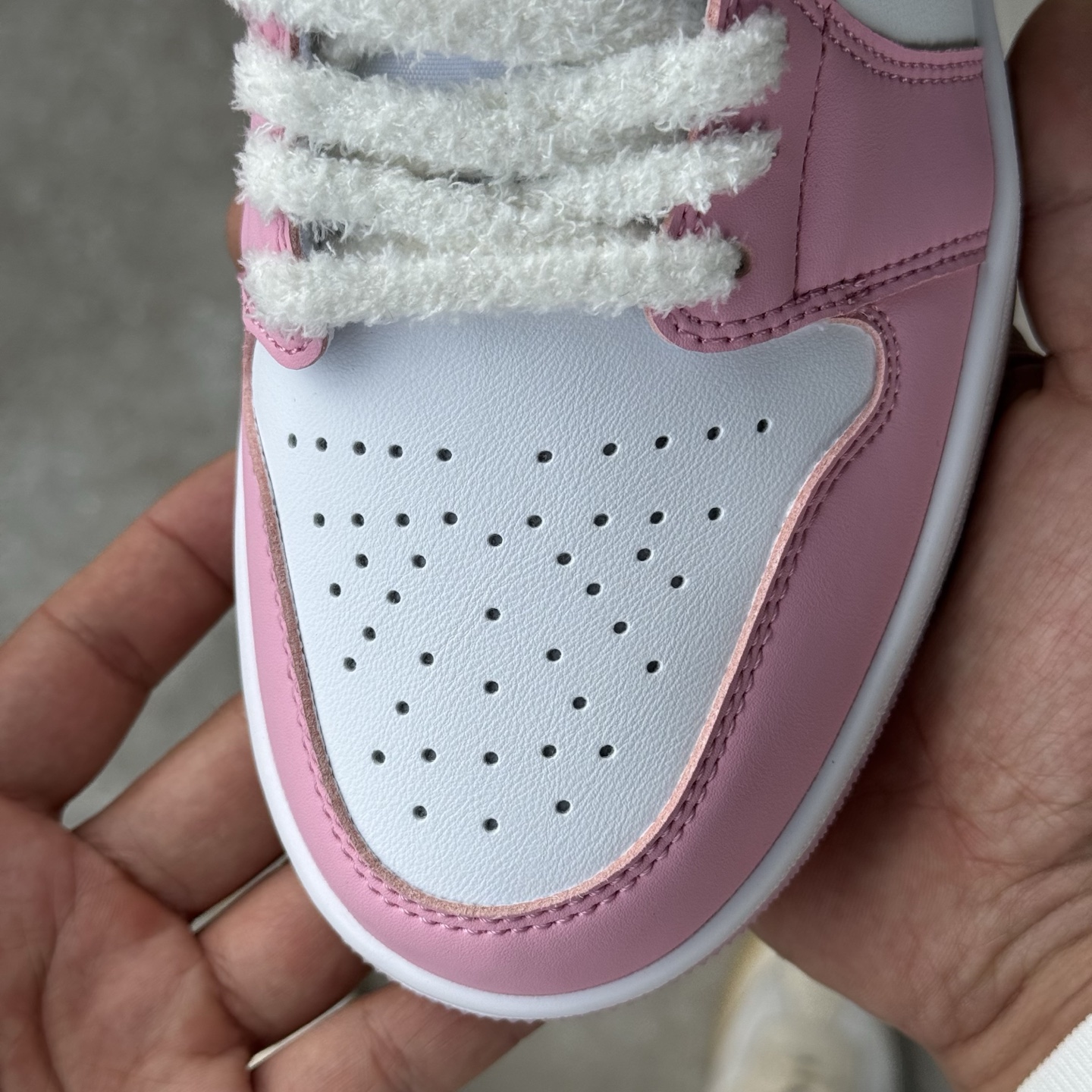 
D版 顶级性价比低帮！
Air Jordan AJ1 Low 低帮系列 白粉
鞋型细节堪称完美，非常有