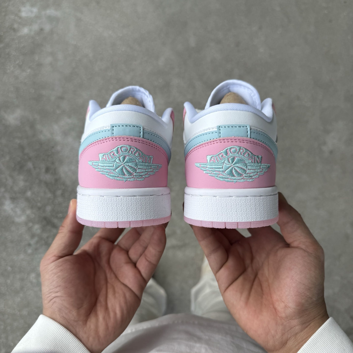 
D版 顶级性价比低帮！
Air Jordan AJ1 Low 低帮系列 白粉
鞋型细节堪称完美，非常有