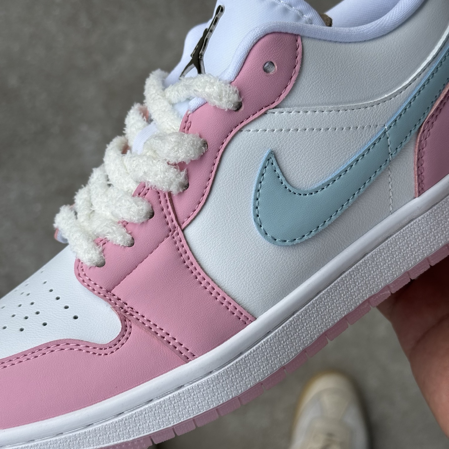 
D版 顶级性价比低帮！
Air Jordan AJ1 Low 低帮系列 白粉
鞋型细节堪称完美，非常有