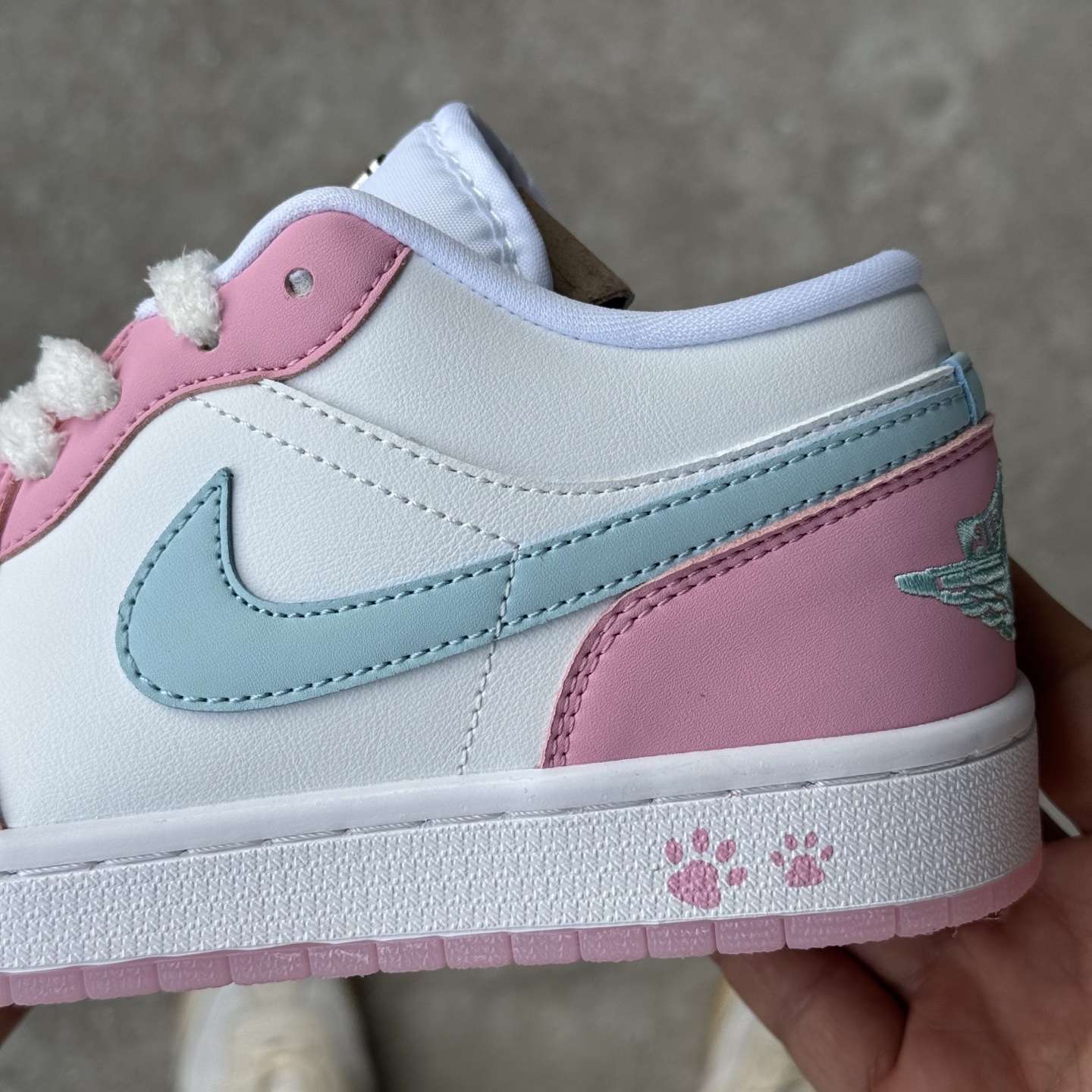 
D版 顶级性价比低帮！
Air Jordan AJ1 Low 低帮系列 白粉
鞋型细节堪称完美，非常有