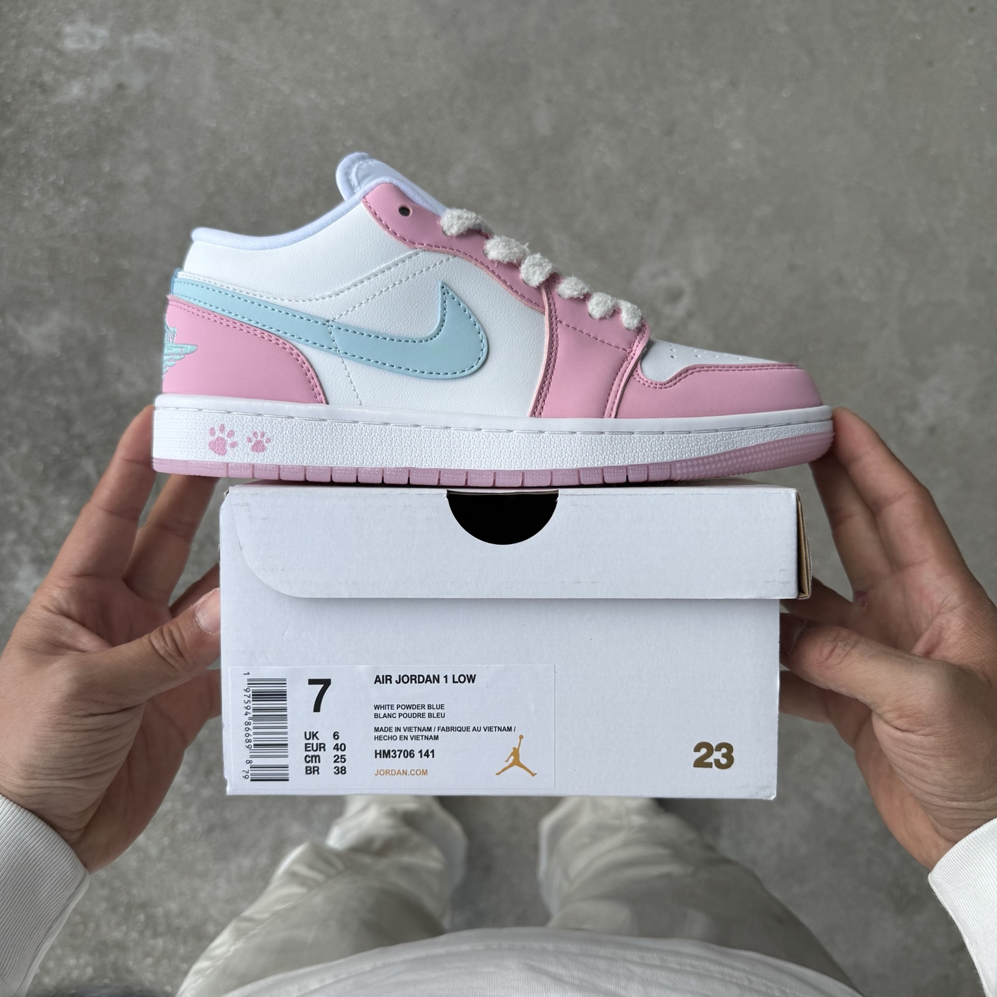 
D版 顶级性价比低帮！
Air Jordan AJ1 Low 低帮系列 白粉
鞋型细节堪称完美，非常有