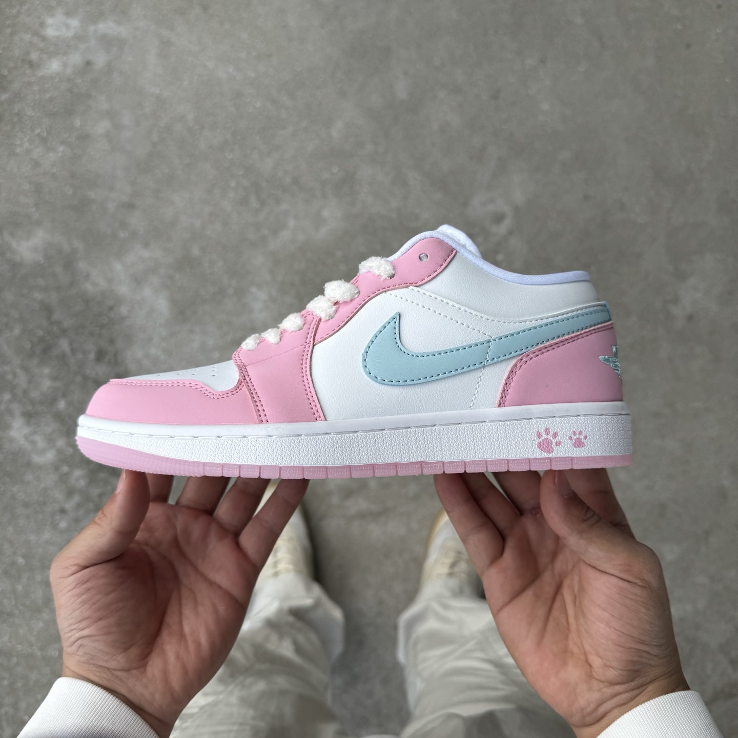 
D版 顶级性价比低帮！
Air Jordan AJ1 Low 低帮系列 白粉
鞋型细节堪称完美，非常有