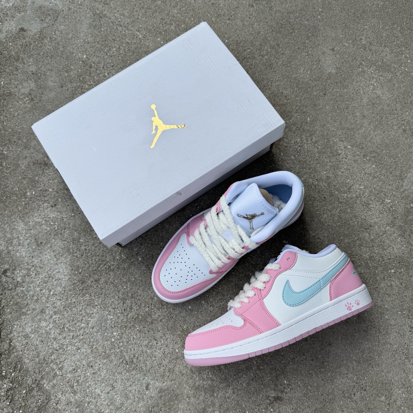 
D版 顶级性价比低帮！
Air Jordan AJ1 Low 低帮系列 白粉
鞋型细节堪称完美，非常有
