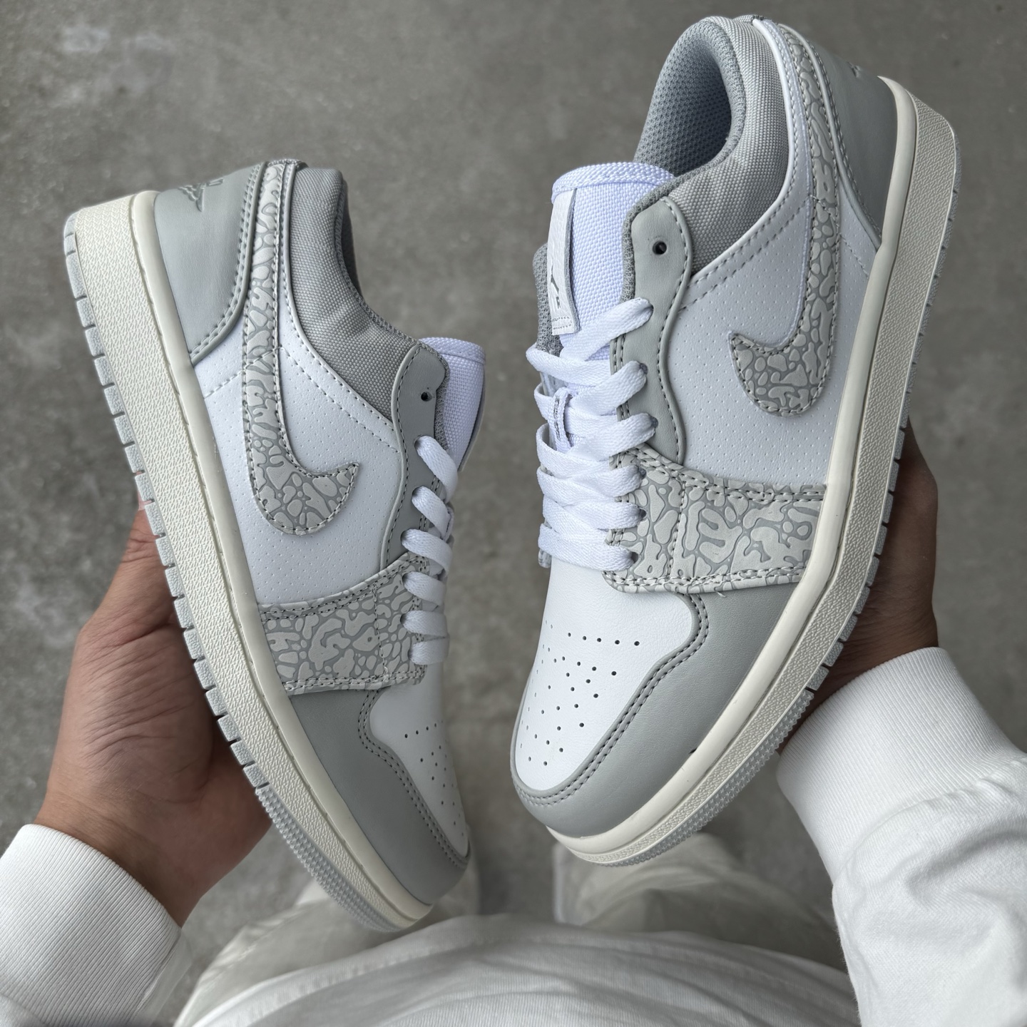  
D版 顶级性价比低帮！
Air Jordan AJ1 Low 低帮系列 白裂纹
鞋型细节堪称完美，非