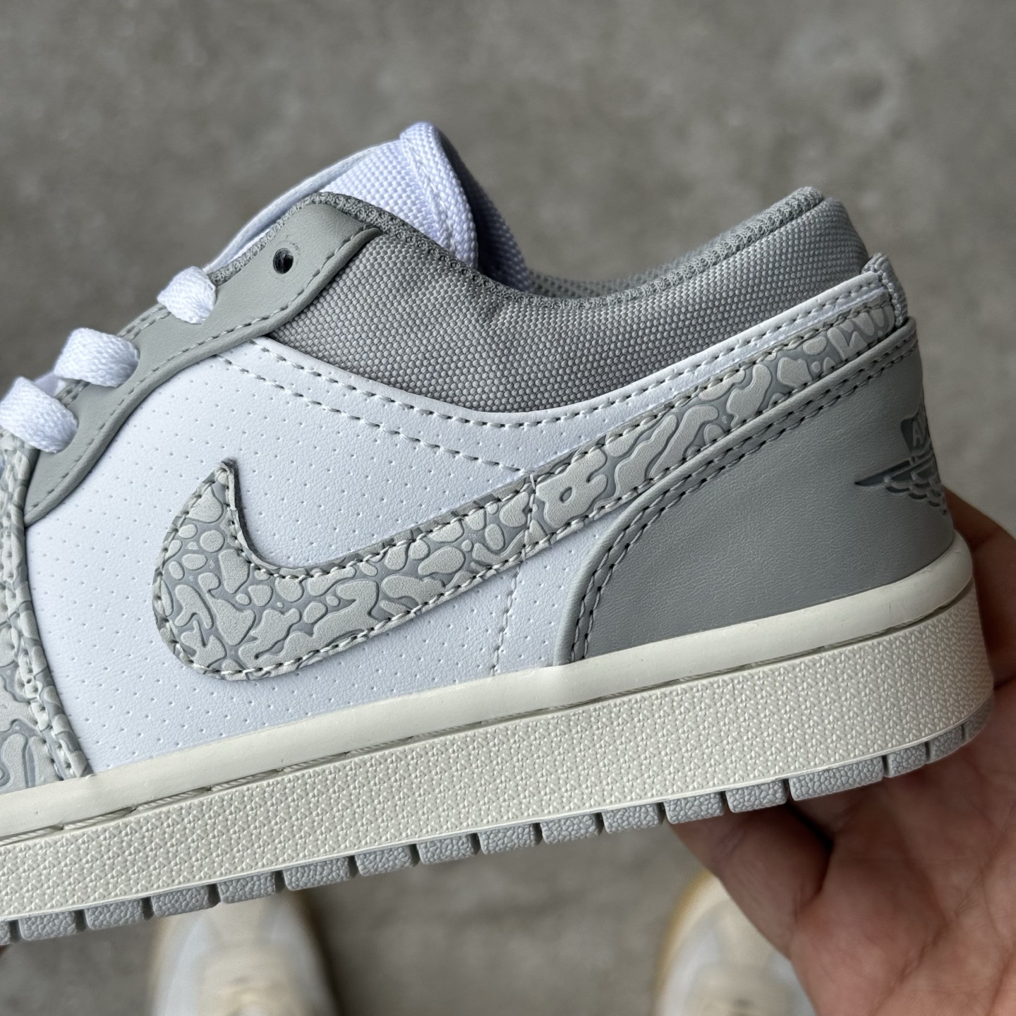  
D版 顶级性价比低帮！
Air Jordan AJ1 Low 低帮系列 白裂纹
鞋型细节堪称完美，非