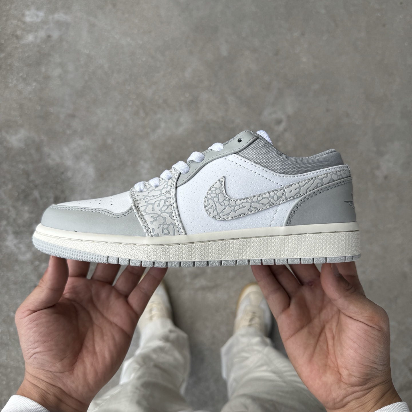  
D版 顶级性价比低帮！
Air Jordan AJ1 Low 低帮系列 白裂纹
鞋型细节堪称完美，非