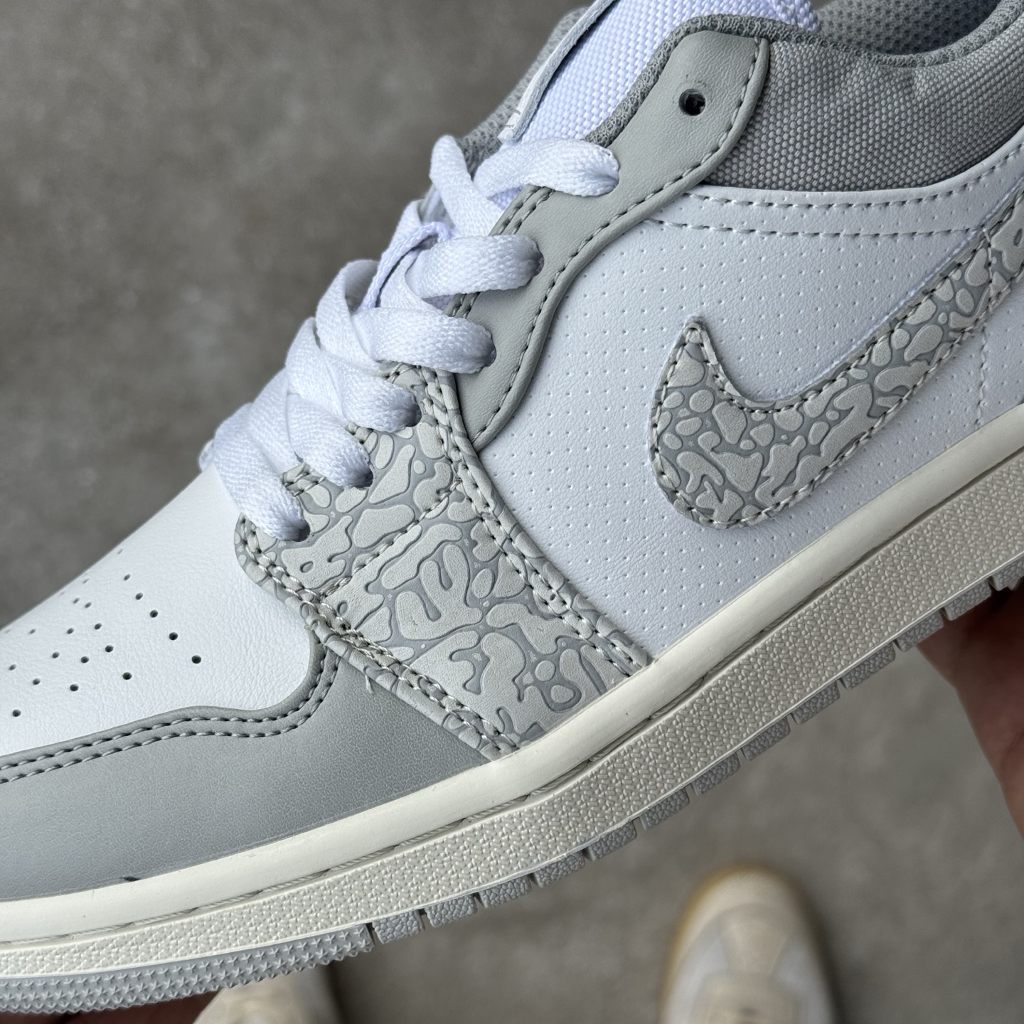  
D版 顶级性价比低帮！
Air Jordan AJ1 Low 低帮系列 白裂纹
鞋型细节堪称完美，非
