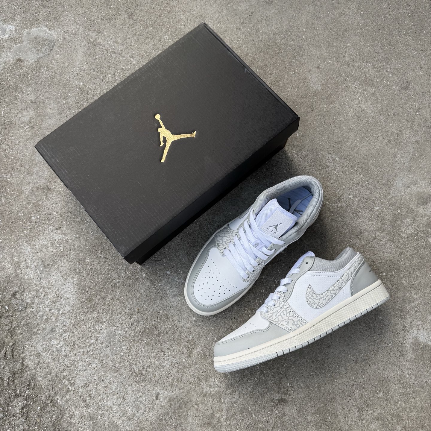  
D版 顶级性价比低帮！
Air Jordan AJ1 Low 低帮系列 白裂纹
鞋型细节堪称完美，非