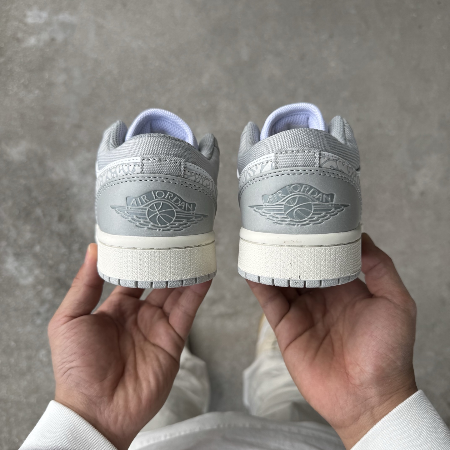  
D版 顶级性价比低帮！
Air Jordan AJ1 Low 低帮系列 白裂纹
鞋型细节堪称完美，非