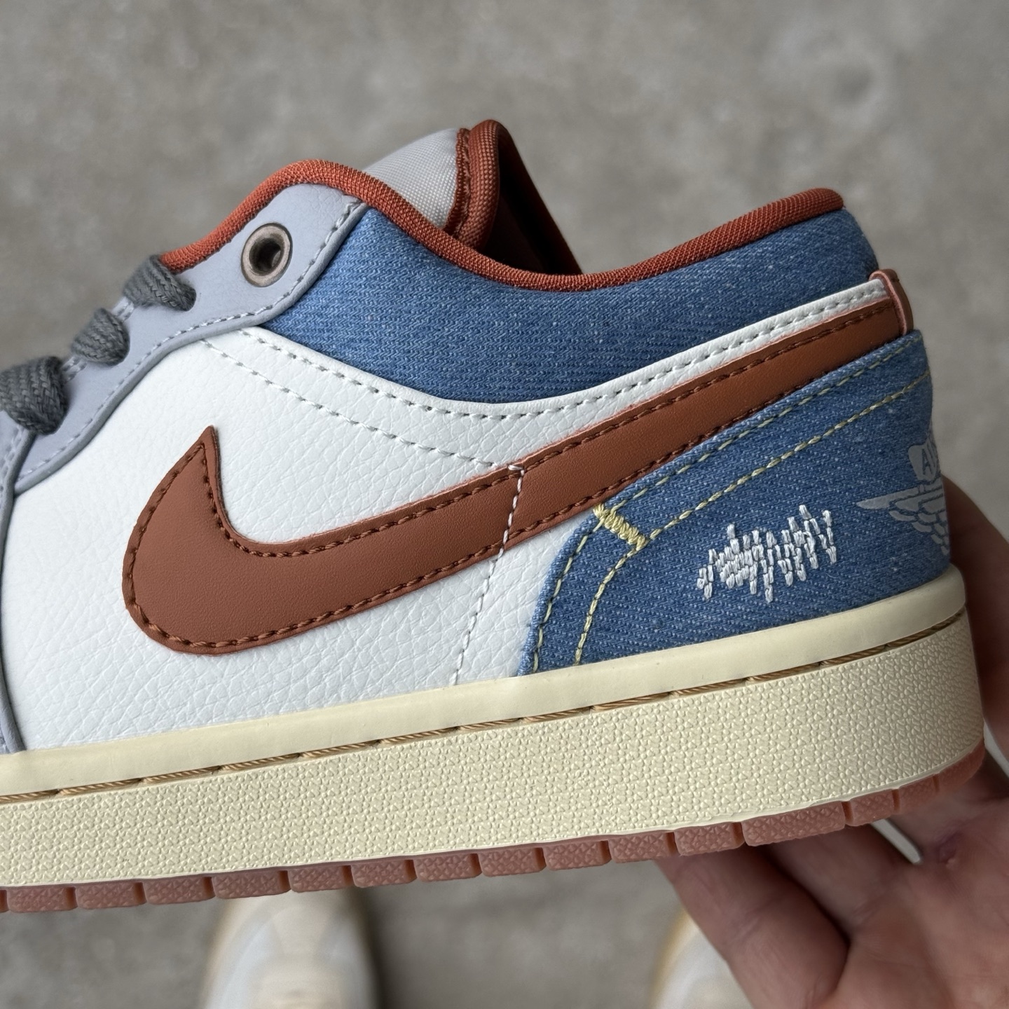  
D版 顶级性价比低帮！
Air Jordan AJ1 Low 低帮系列 蓝白
鞋型细节堪称完美，非常