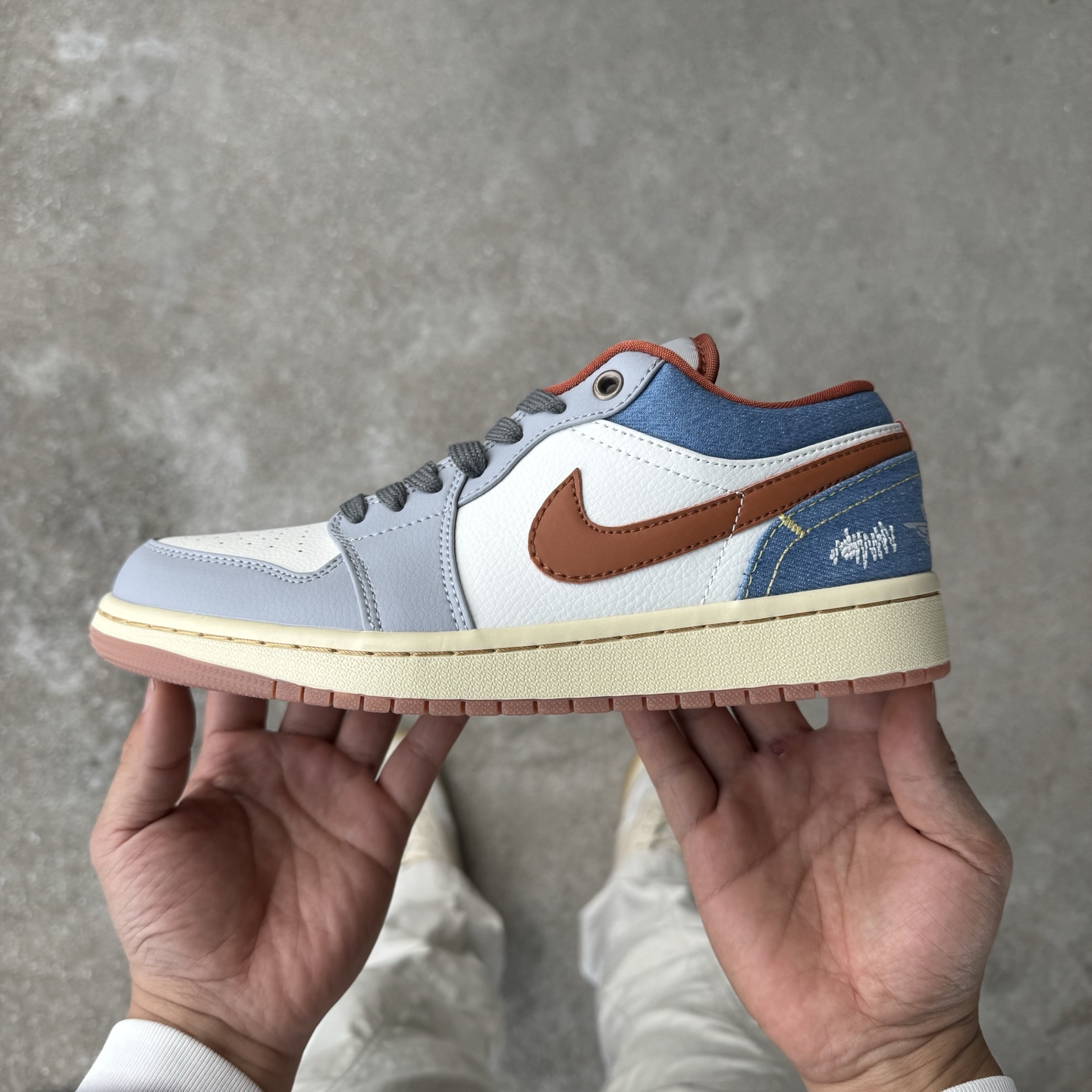  
D版 顶级性价比低帮！
Air Jordan AJ1 Low 低帮系列 蓝白
鞋型细节堪称完美，非常