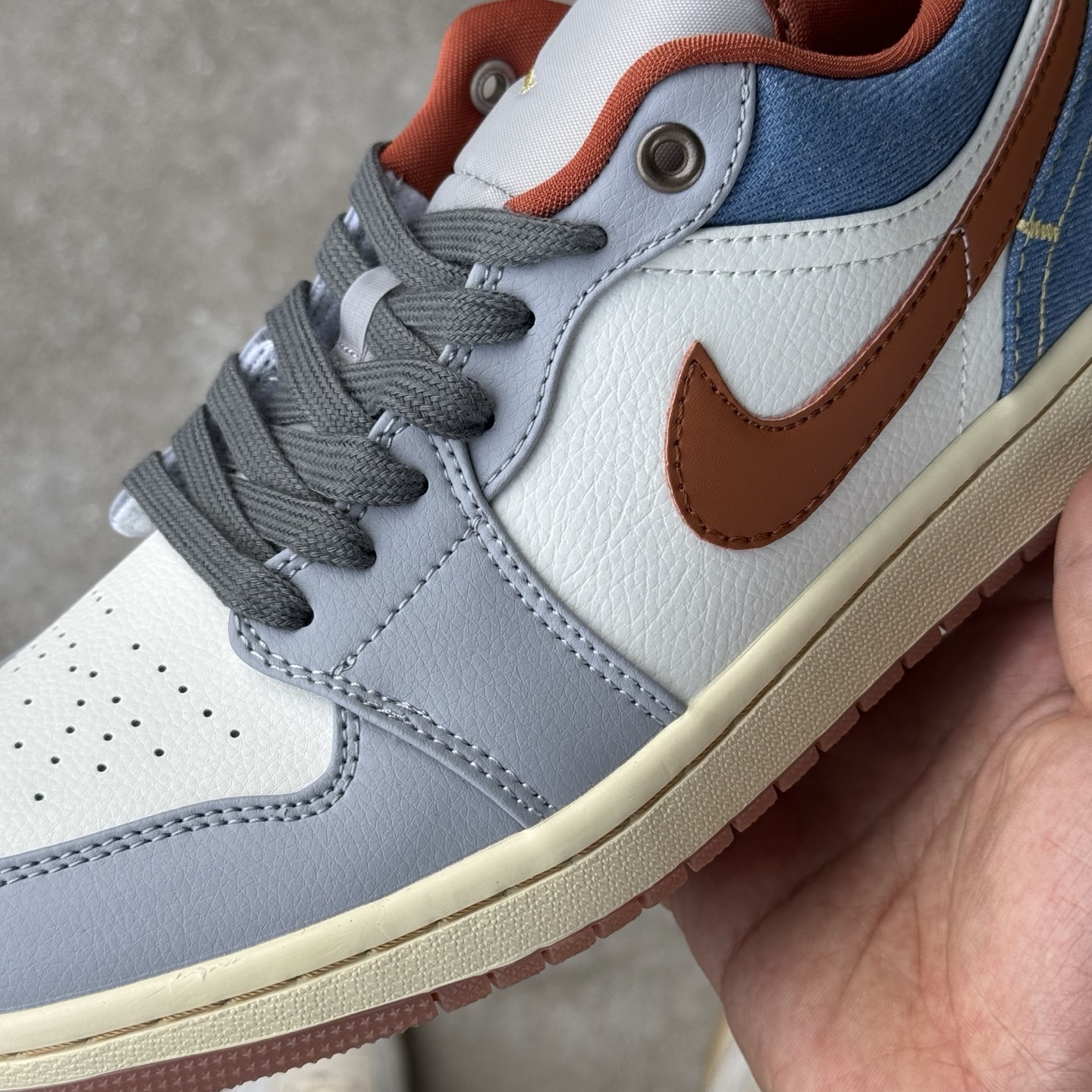  
D版 顶级性价比低帮！
Air Jordan AJ1 Low 低帮系列 蓝白
鞋型细节堪称完美，非常