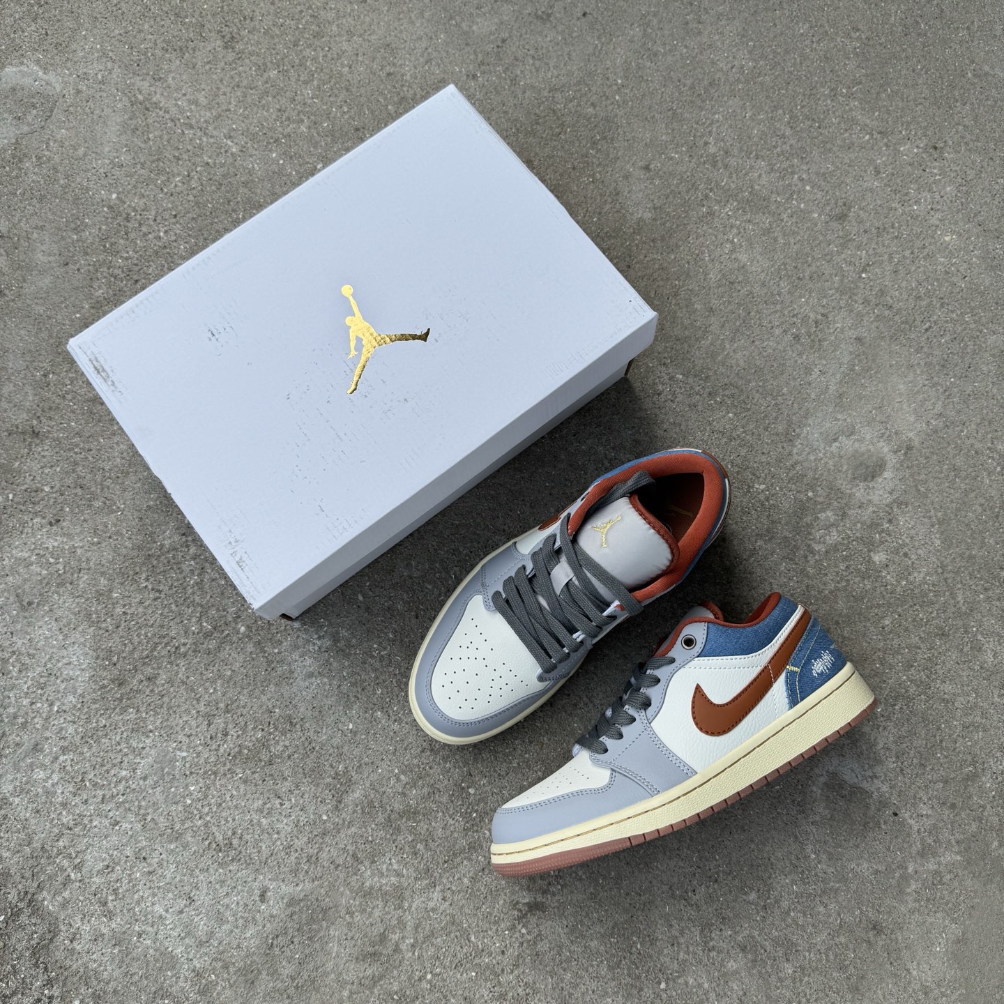  
D版 顶级性价比低帮！
Air Jordan AJ1 Low 低帮系列 蓝白
鞋型细节堪称完美，非常