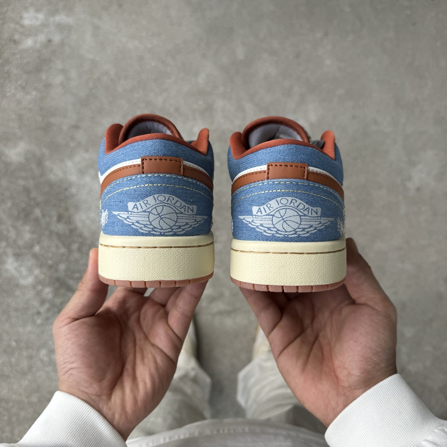  
D版 顶级性价比低帮！
Air Jordan AJ1 Low 低帮系列 蓝白
鞋型细节堪称完美，非常