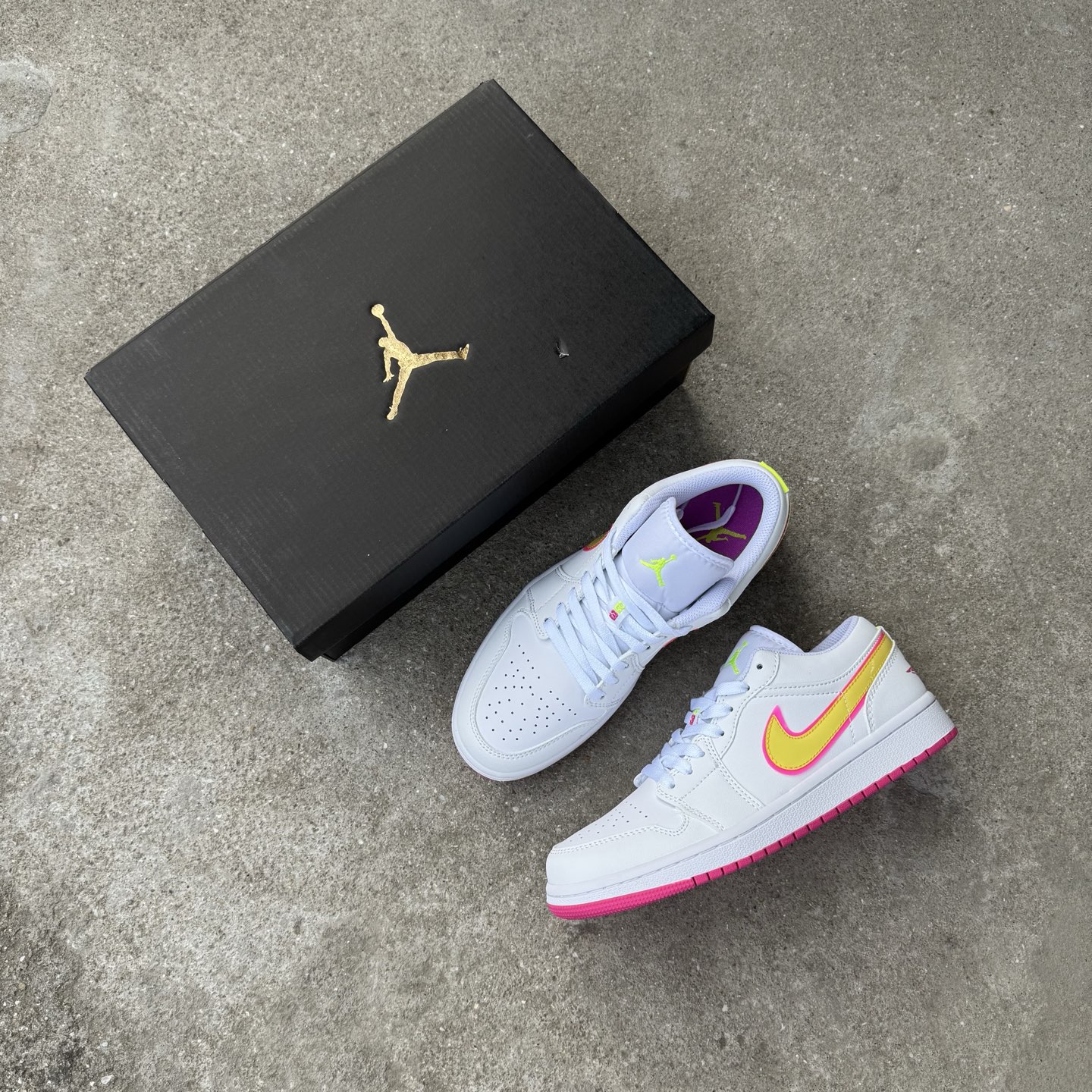  
D版 顶级性价比低帮！
Air Jordan AJ1 Low 低帮系列 糖果🍬
鞋型细节堪称完美，非