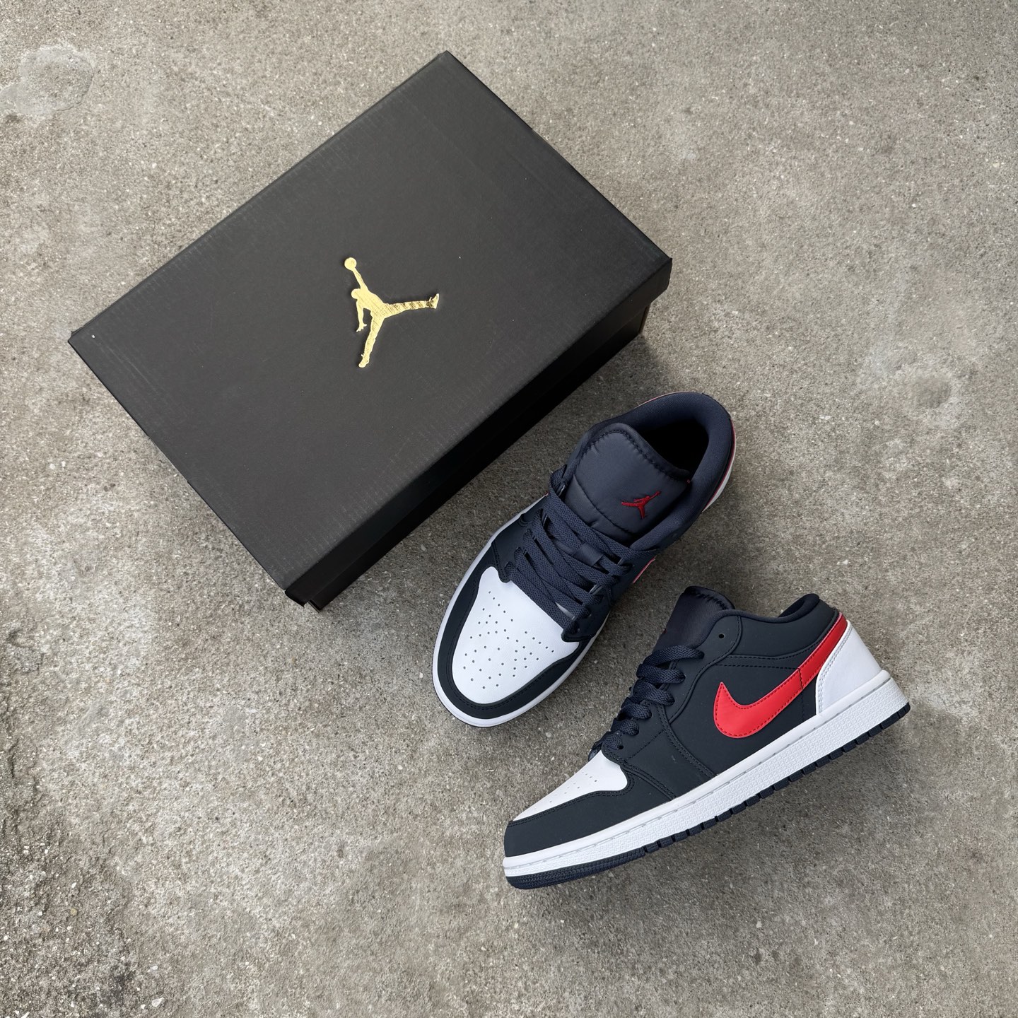  
D版 顶级性价比低帮！
Air Jordan AJ1 Low 低帮系列 蓝红
鞋型细节堪称完美，非常