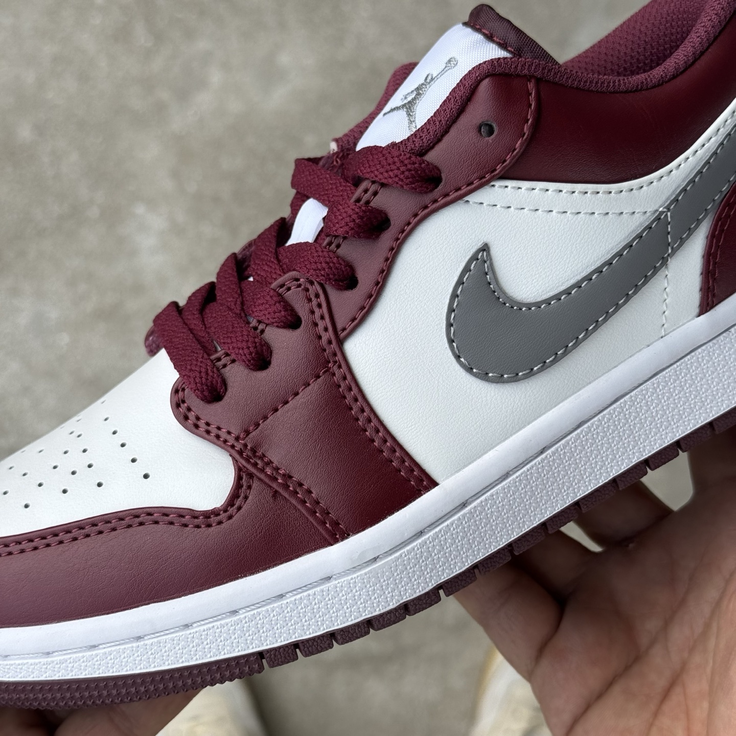  
D版 顶级性价比低帮！
Air Jordan AJ1 Low 低帮系列 波尔多
鞋型细节堪称完美，非