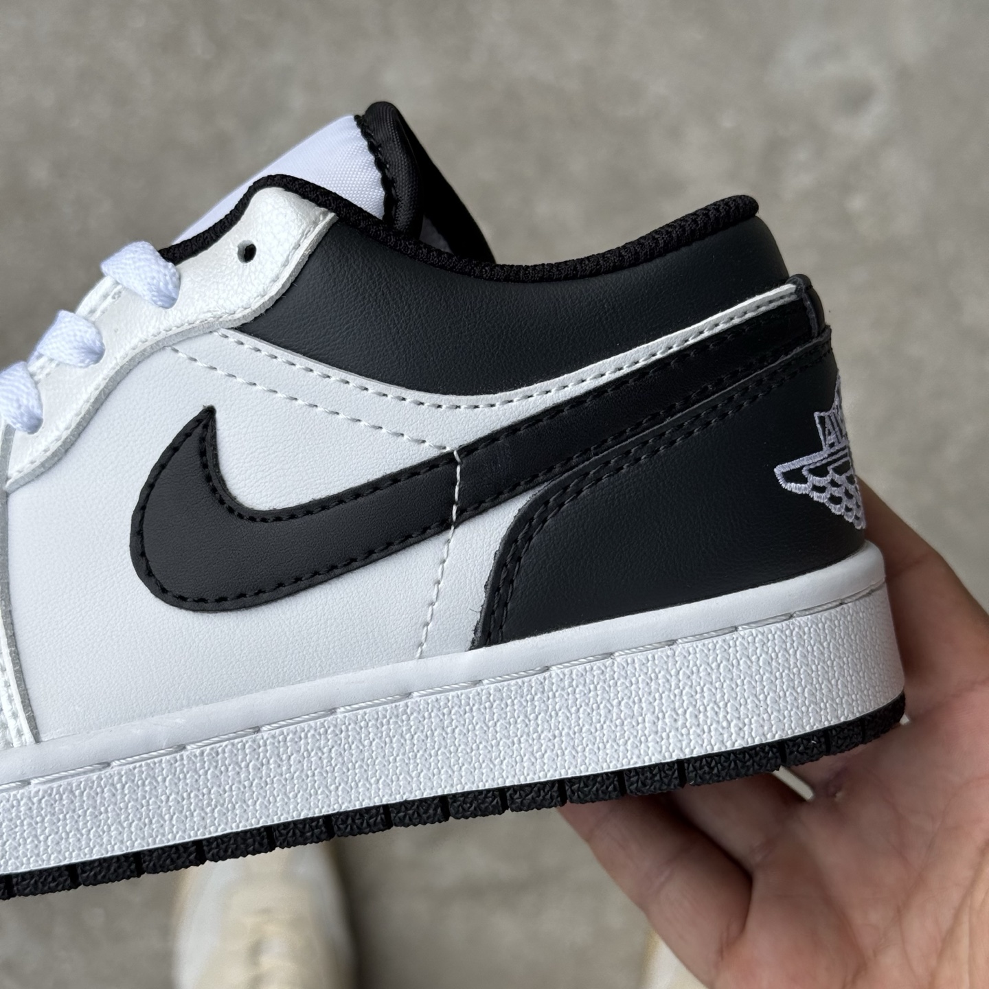
D版 顶级性价比低帮！
Air Jordan AJ1 Low 低帮系列 白黑
鞋型细节堪称完美，非常有