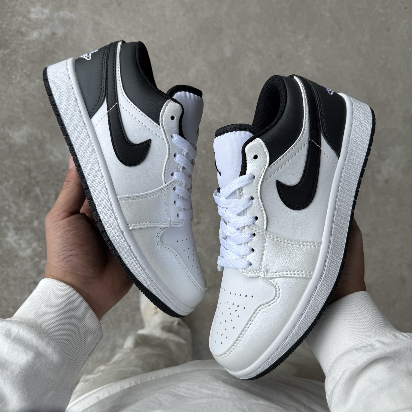 
D版 顶级性价比低帮！
Air Jordan AJ1 Low 低帮系列 白黑
鞋型细节堪称完美，非常有