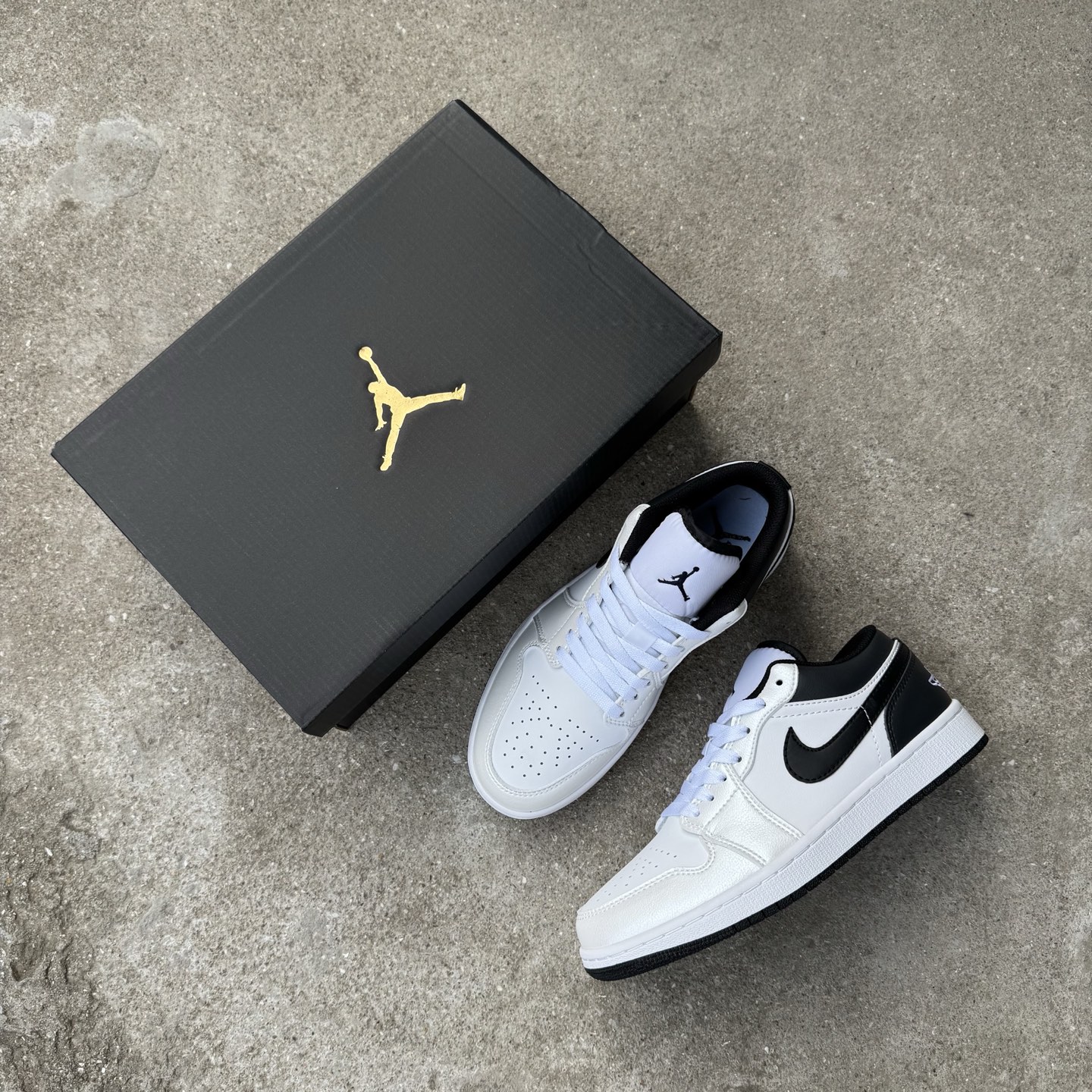 
D版 顶级性价比低帮！
Air Jordan AJ1 Low 低帮系列 白黑
鞋型细节堪称完美，非常有