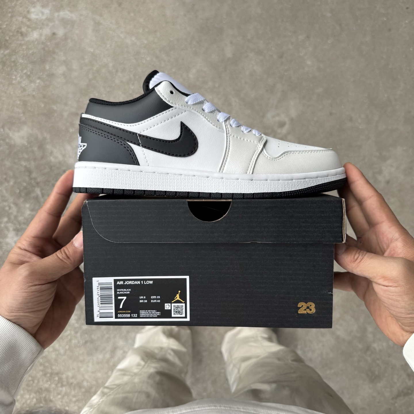 
D版 顶级性价比低帮！
Air Jordan AJ1 Low 低帮系列 白黑
鞋型细节堪称完美，非常有