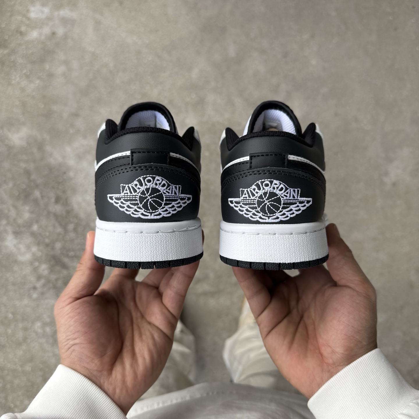 
D版 顶级性价比低帮！
Air Jordan AJ1 Low 低帮系列 白黑
鞋型细节堪称完美，非常有