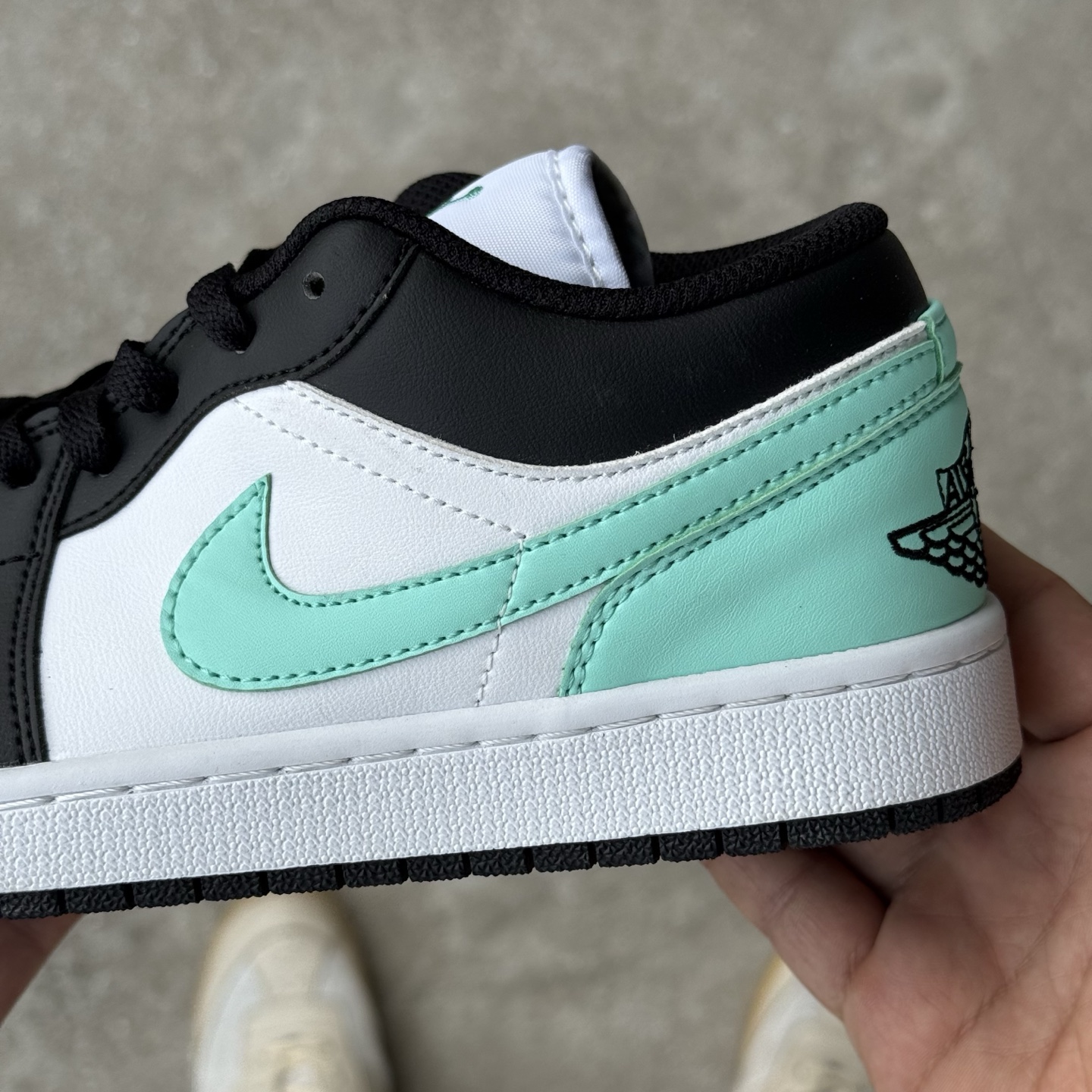  
D版 顶级性价比低帮！
Air Jordan AJ1 Low 低帮系列 黑绿
鞋型细节堪称完美，非常