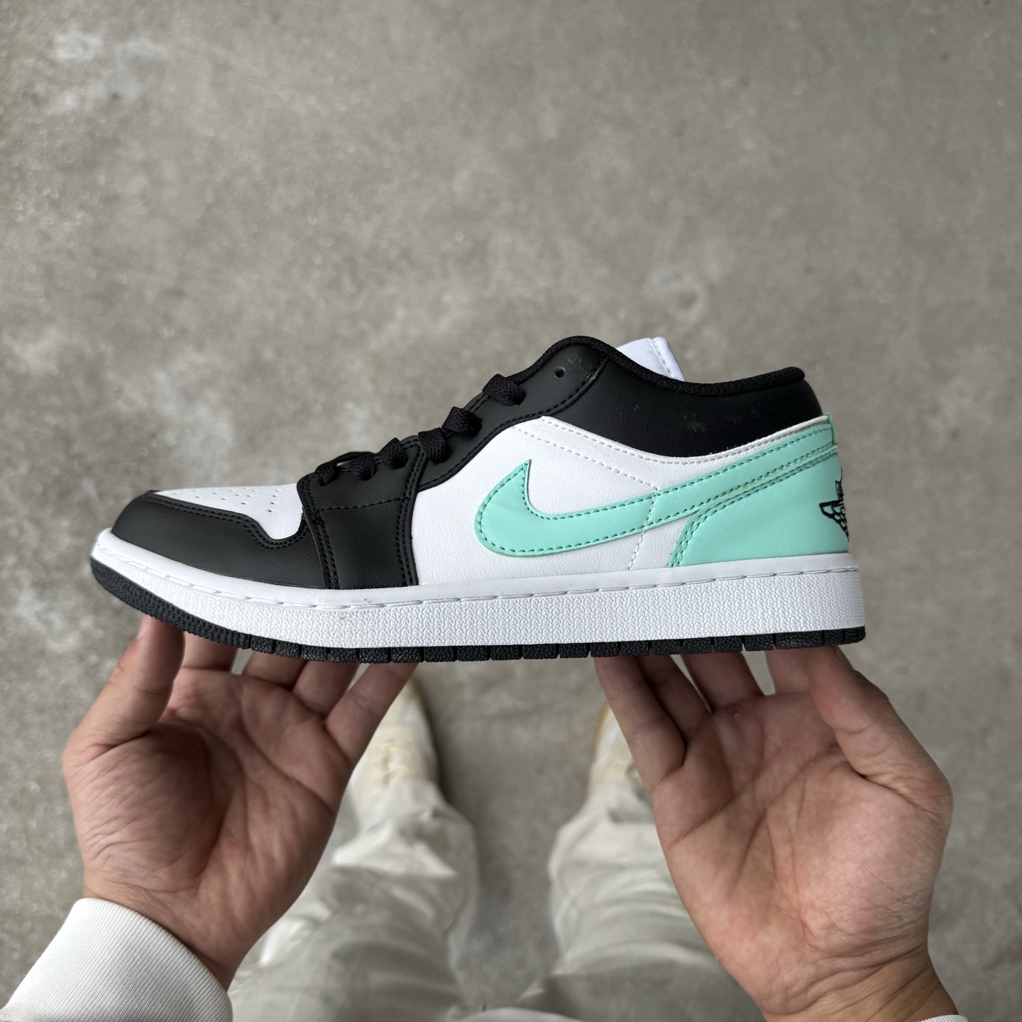 
D版 顶级性价比低帮！
Air Jordan AJ1 Low 低帮系列 黑绿
鞋型细节堪称完美，非常