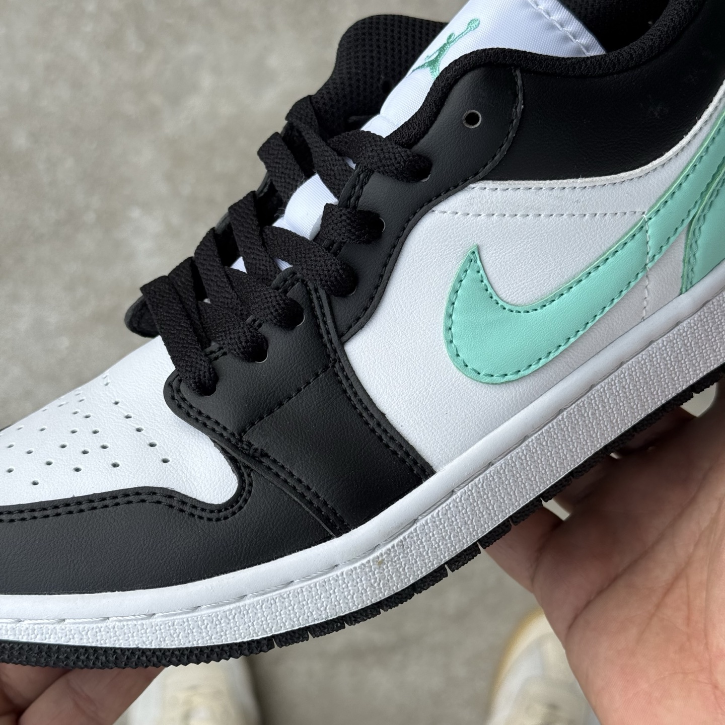  
D版 顶级性价比低帮！
Air Jordan AJ1 Low 低帮系列 黑绿
鞋型细节堪称完美，非常