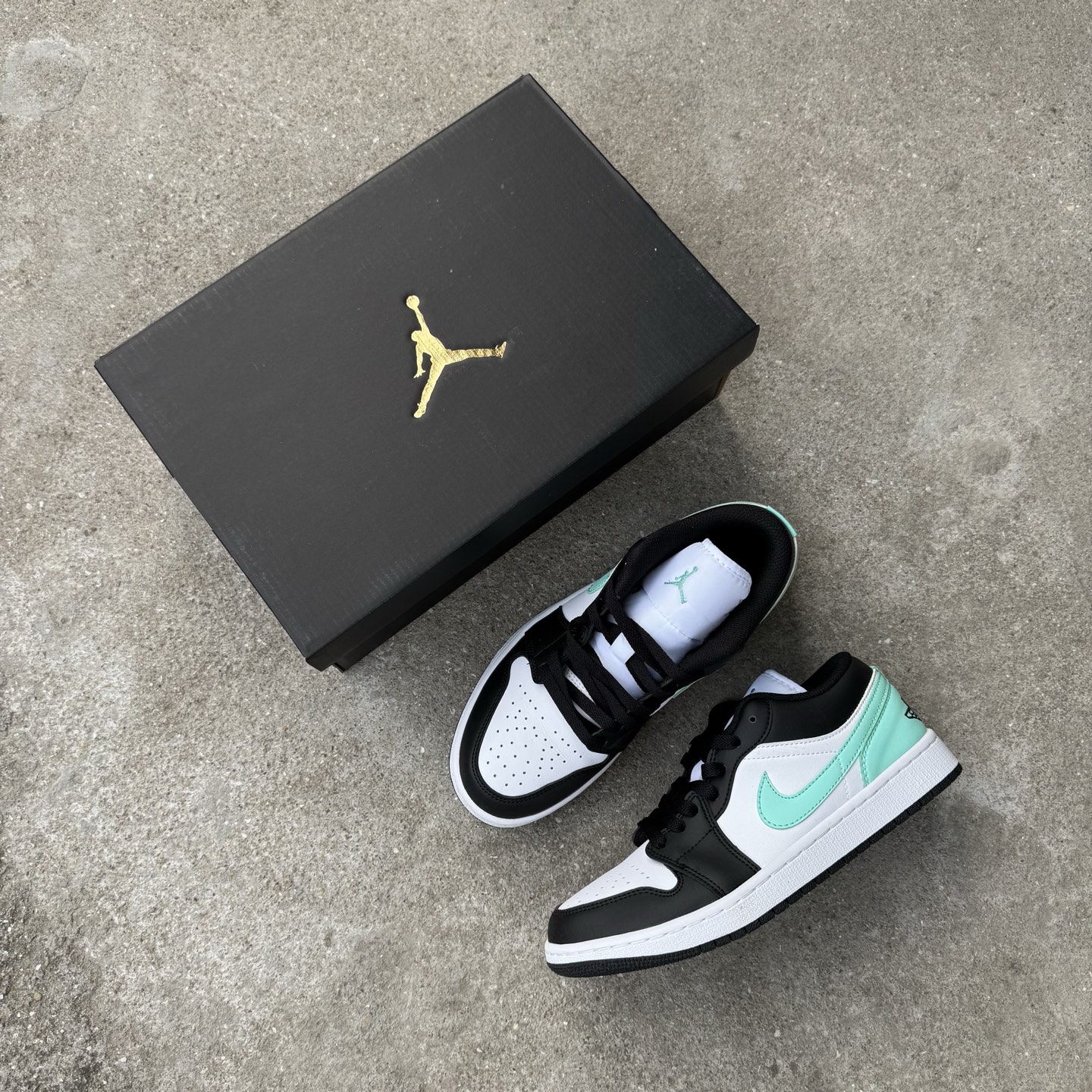  
D版 顶级性价比低帮！
Air Jordan AJ1 Low 低帮系列 黑绿
鞋型细节堪称完美，非常