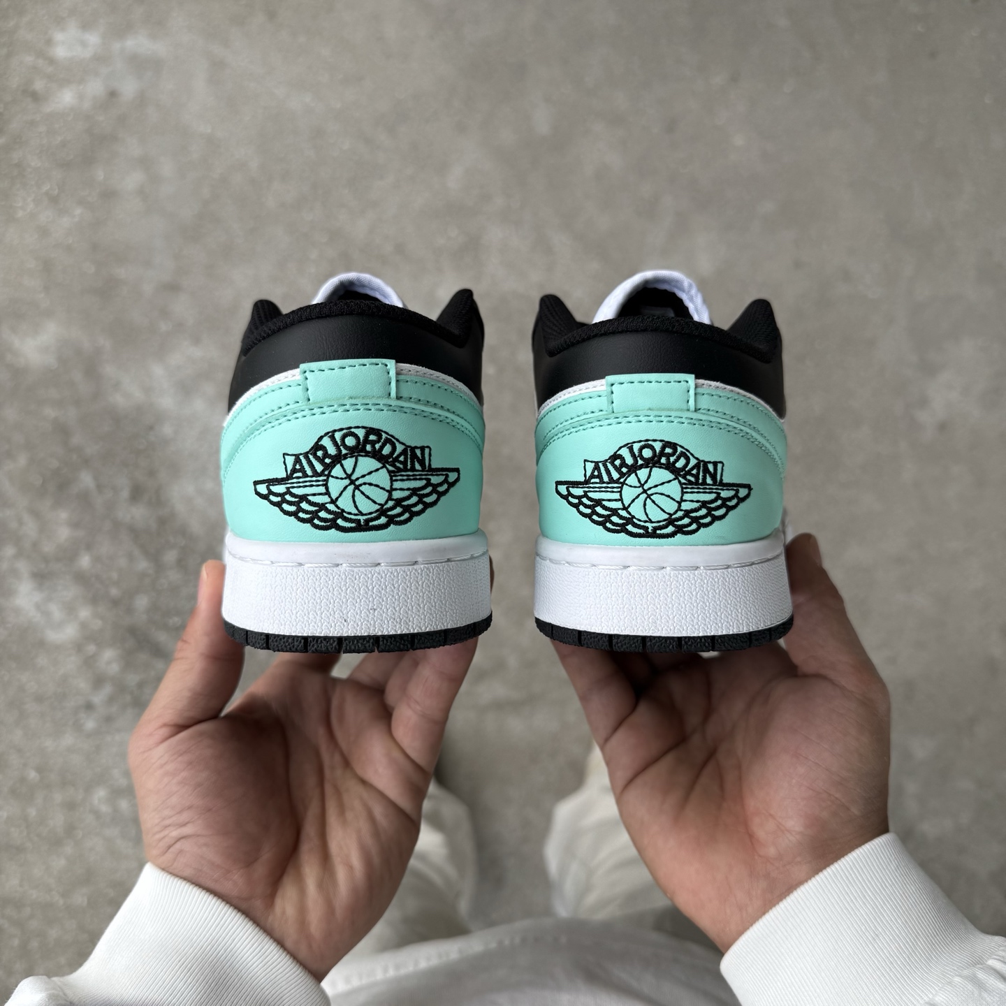  
D版 顶级性价比低帮！
Air Jordan AJ1 Low 低帮系列 黑绿
鞋型细节堪称完美，非常