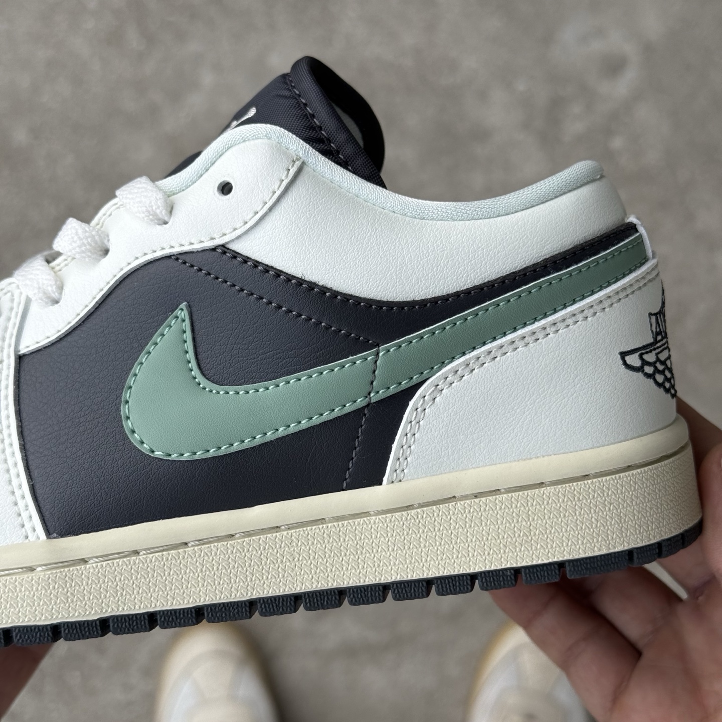  
D版 顶级性价比低帮！
Air Jordan AJ1 Low 低帮系列 墨绿
鞋型细节堪称完美，非常