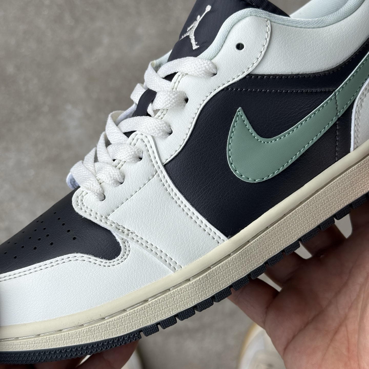  
D版 顶级性价比低帮！
Air Jordan AJ1 Low 低帮系列 墨绿
鞋型细节堪称完美，非常
