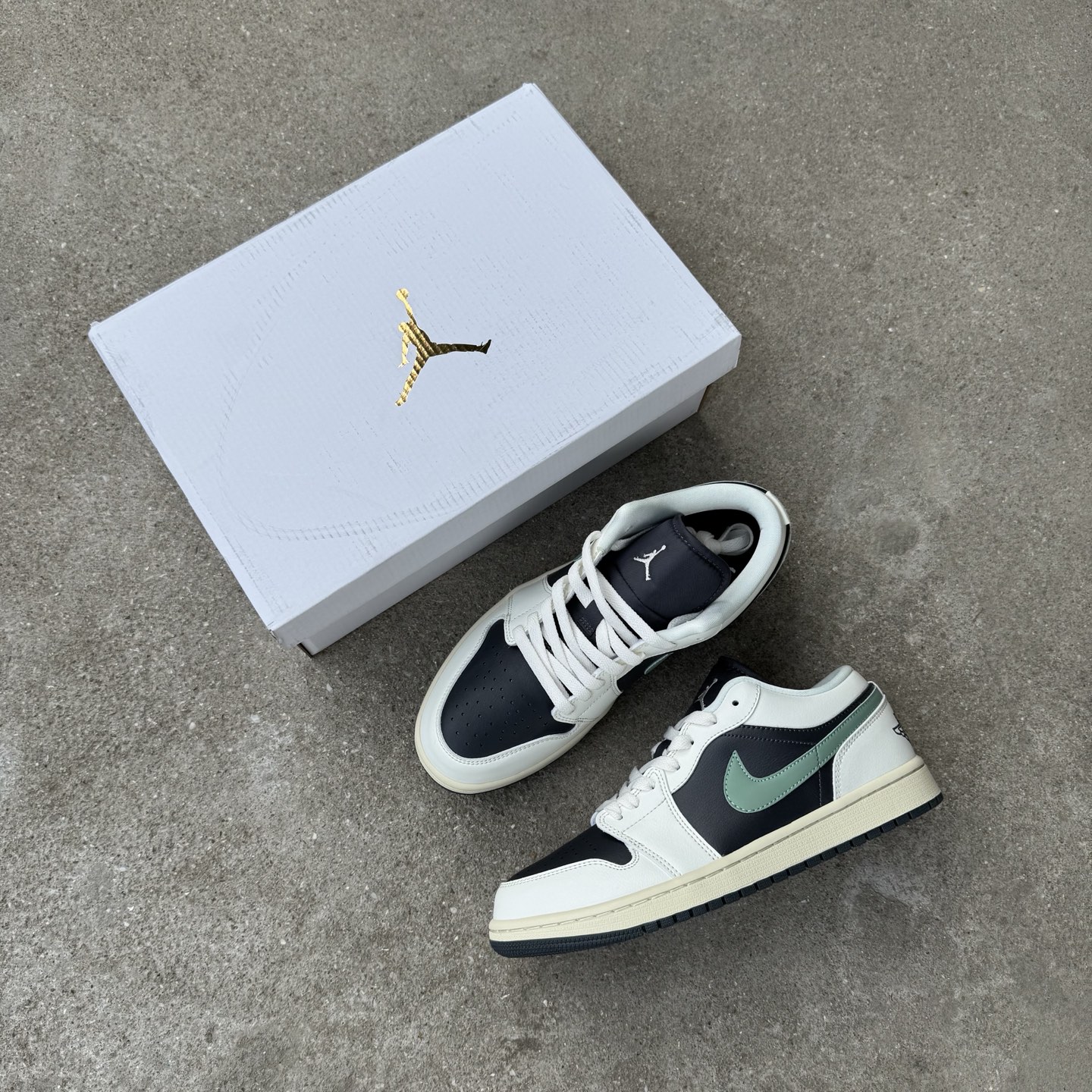  
D版 顶级性价比低帮！
Air Jordan AJ1 Low 低帮系列 墨绿
鞋型细节堪称完美，非常