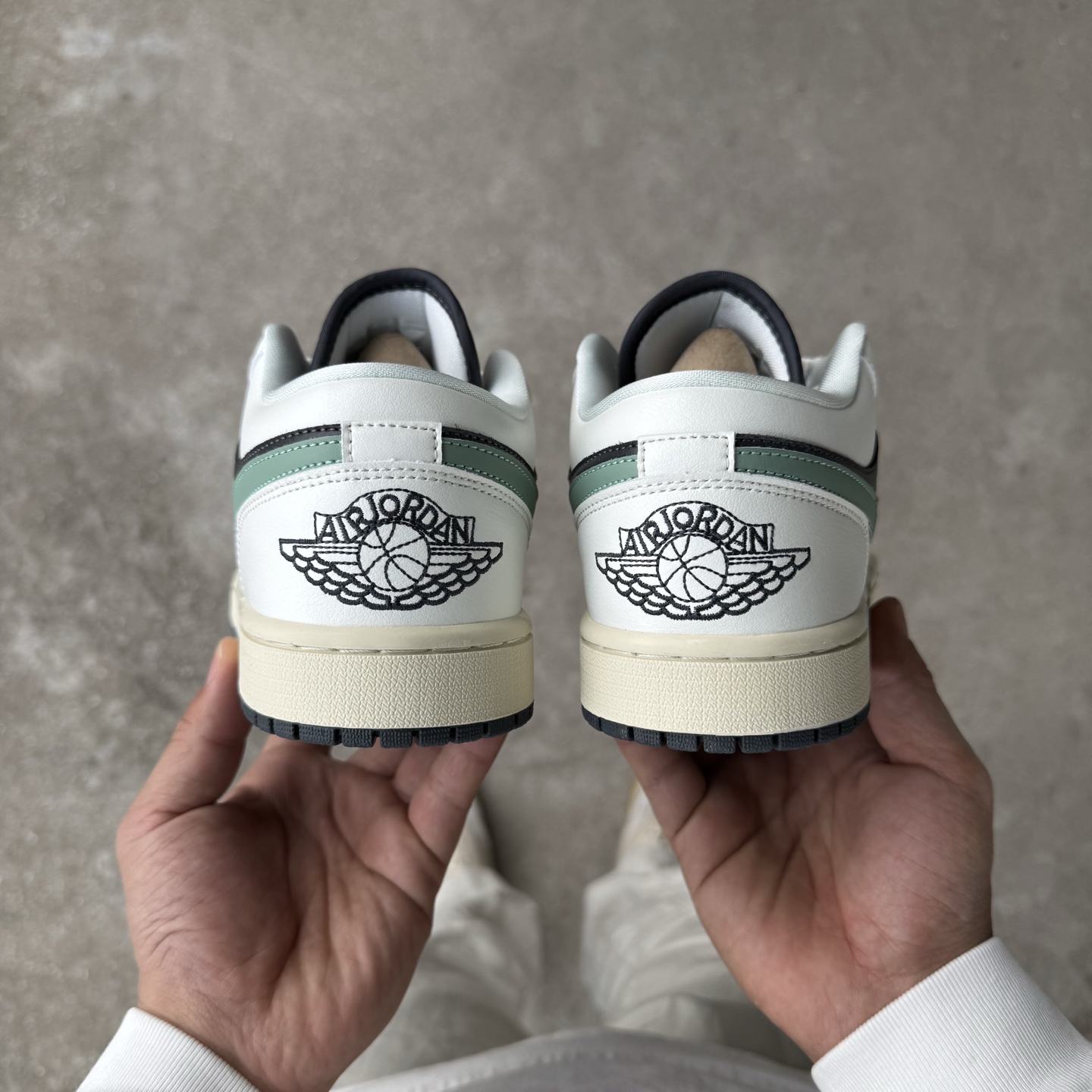  
D版 顶级性价比低帮！
Air Jordan AJ1 Low 低帮系列 墨绿
鞋型细节堪称完美，非常